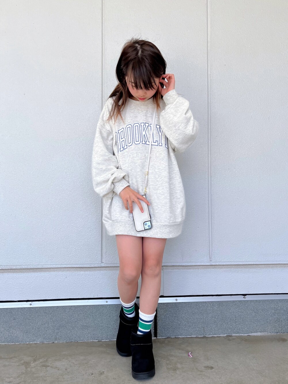 「ロゴスウェット、スウェット、ショートパンツ、ブーツ、淡色コーデ、春コーデ、春色、カジュアルコーデ、休日スタイル、プチプラ、デートコーデ、Lovetoxic、似合うラボに行こう」｜「GUのアイテム（ブーツ、ブラック系）」を使った、naaaさん（キッズ・146cm）の冬コーディネートの1枚目の写真