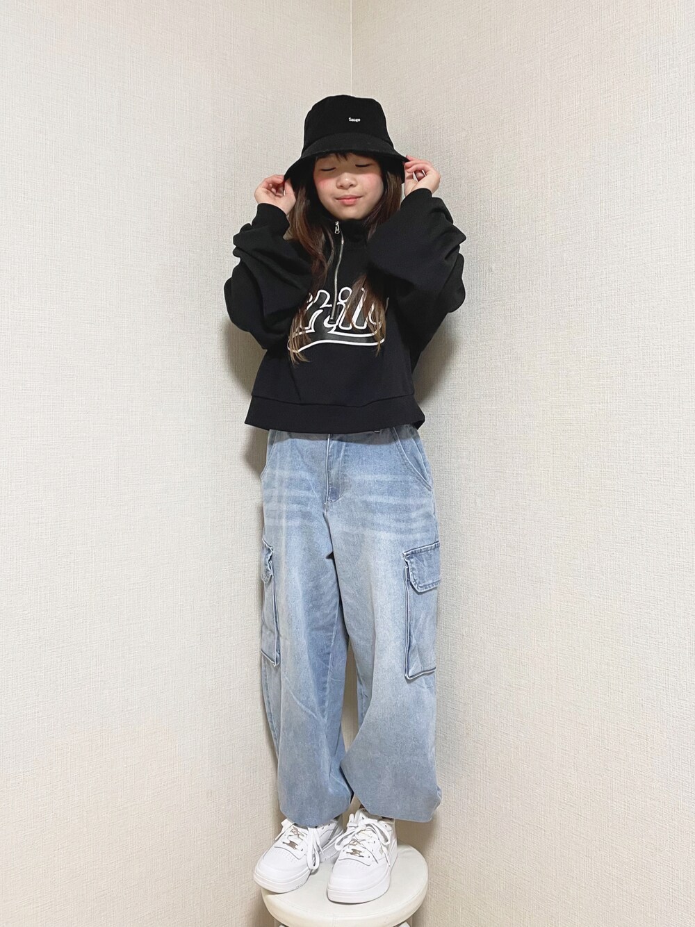 「カーゴパンツ、ワイドパンツ、デニム、バケットハット、スニーカー、ロゴスウェット、シンプルコーデ、ビッグシルエット、WEGO、repipi armario、Hanes、3年生、9歳、ストリート」｜「Honeysのコーデュロイバケット（ハット、ブラック系）」を使った、naaaさん（キッズ・142cm）の冬コーディネートの1枚目の写真