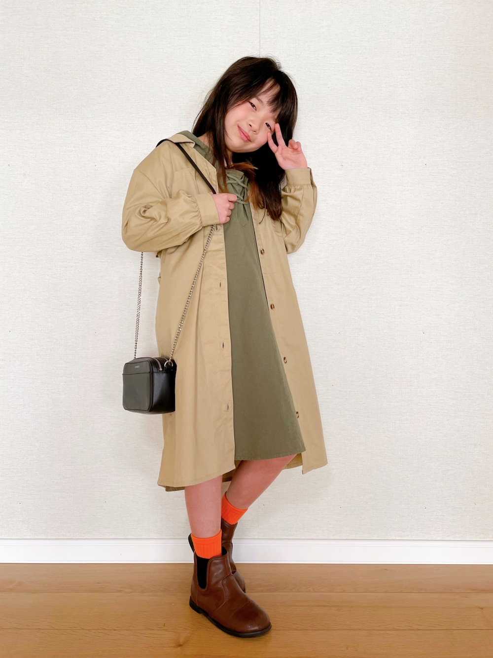 「ショルダーバッグ、トレンチコート、ワンピース、春コーデ、小学生、プチプラ、カジュアルコーデ、春服みてみて、ビタミンカラー」｜「CIAOPANIC TYPYの【KIDS】レースアップフードミリタリーワンピース（ワンピース、グリーン系）」を使った、naaaさん（キッズ・130cm）の春コーディネートの1枚目の写真