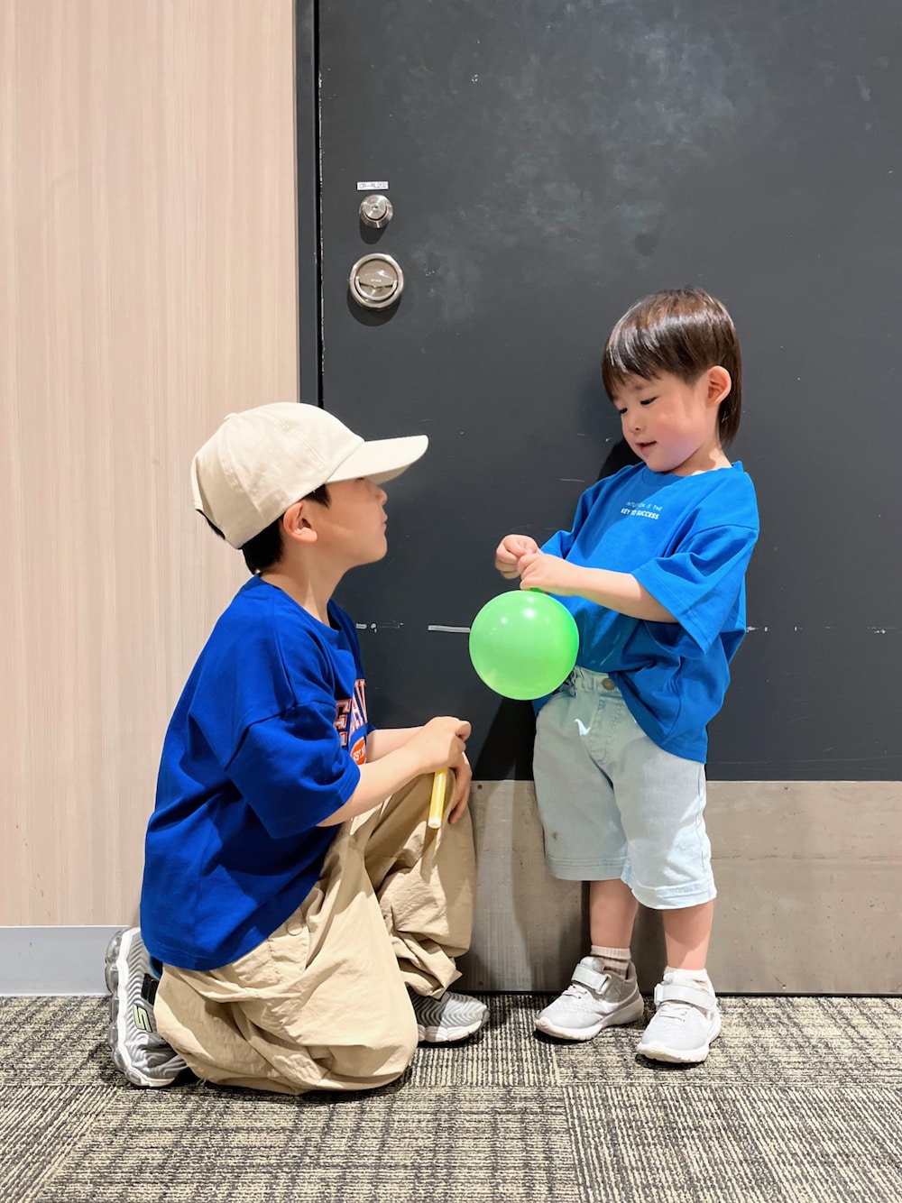 「春夏コーデ、カジュアルコーデ、シンプルコーデ、パステルカラー、キャップ、スニーカー、休日スタイル、お出かけコーデ、プチプラ、ブルー、兄弟コーディネート、Tシャツ、ロゴT」｜「GUのアイテム（キャップ、ベージュ系）」を使った、naaaさん（キッズ・146cm）の春コーディネートの1枚目の写真
