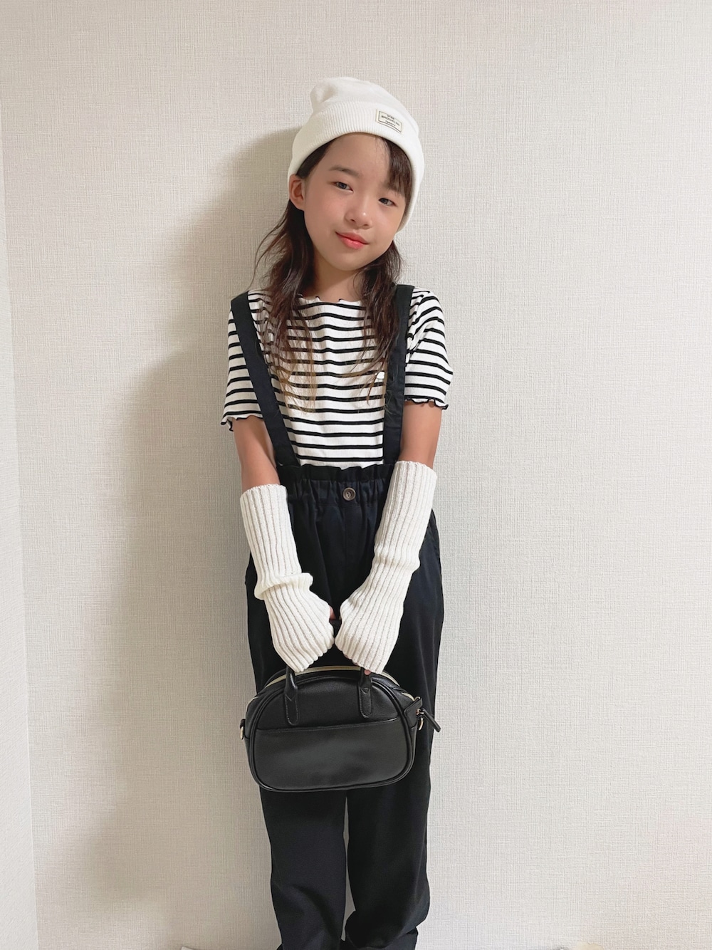 その他のTシャツ/カットソー、ブラック系のチノパンツ、ブラック系のブーツを着用したキッズの秋コーディネートの1枚目の写真