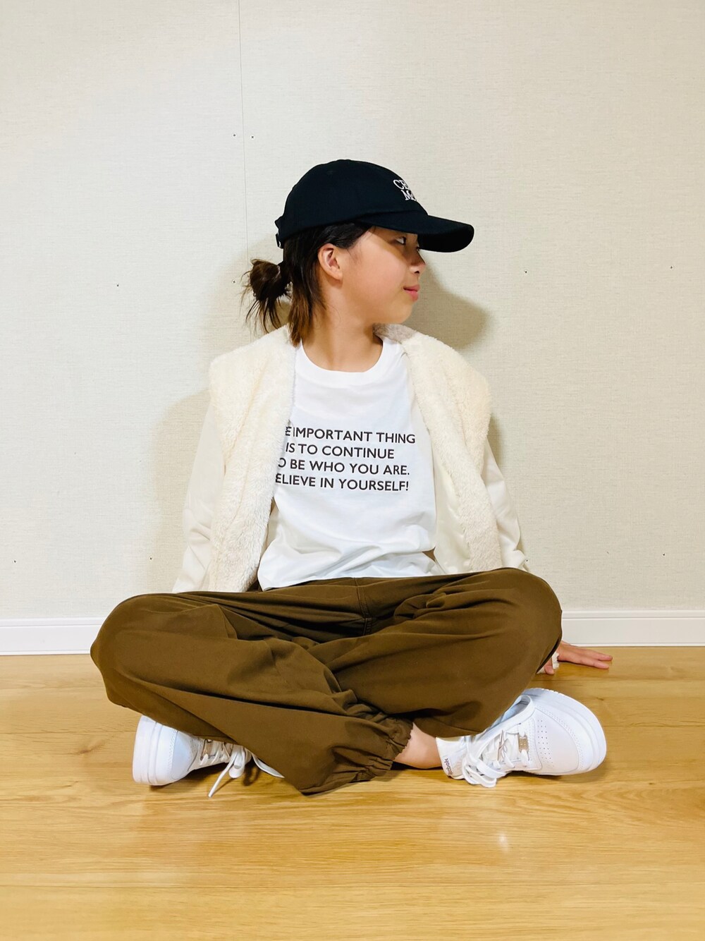 「秋コーデ、ブラウン、ロゴT、ロンT、カーゴパンツ、スニーカー、キャップ、ファーベスト、カジュアルコーデ、プチプラ、淡色コーデ、ベスト」｜「Availのアイテム（キャップ、ブラック系）」を使った、naaaさん（キッズ・146cm）の秋コーディネートの1枚目の写真