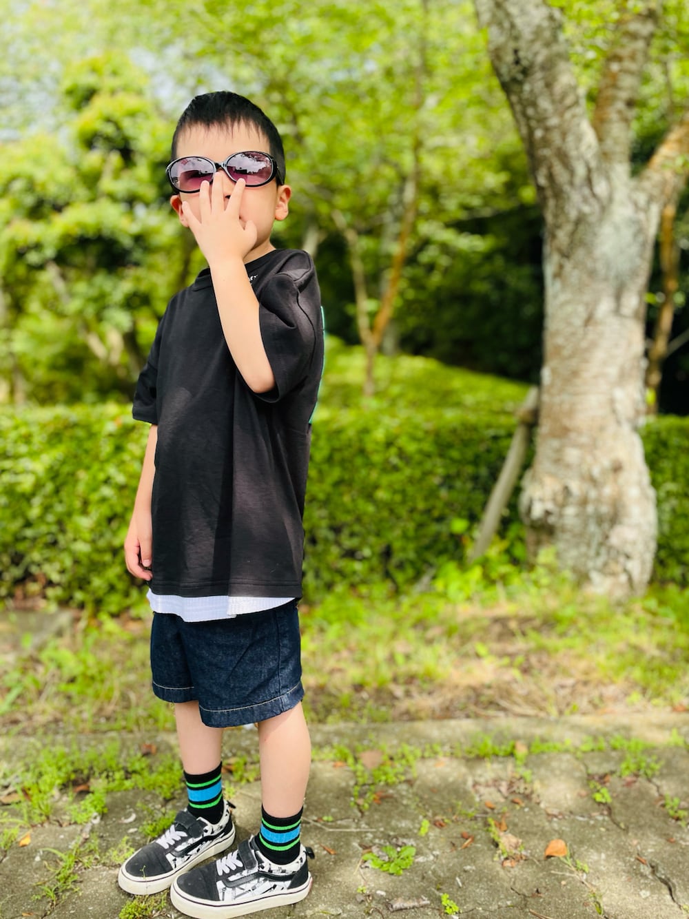 「サングラス、夏コーデ、ビッグシルエット、お出かけコーデ、スニーカー、ハーフパンツ、プチプラ、ロゴT」｜「FARMのｽｿｷﾘｶｴTｼｬﾂ（Tシャツ/カットソー、ブラック系）」を使った、naaaさん（キッズ・143cm）の夏コーディネートの1枚目の写真