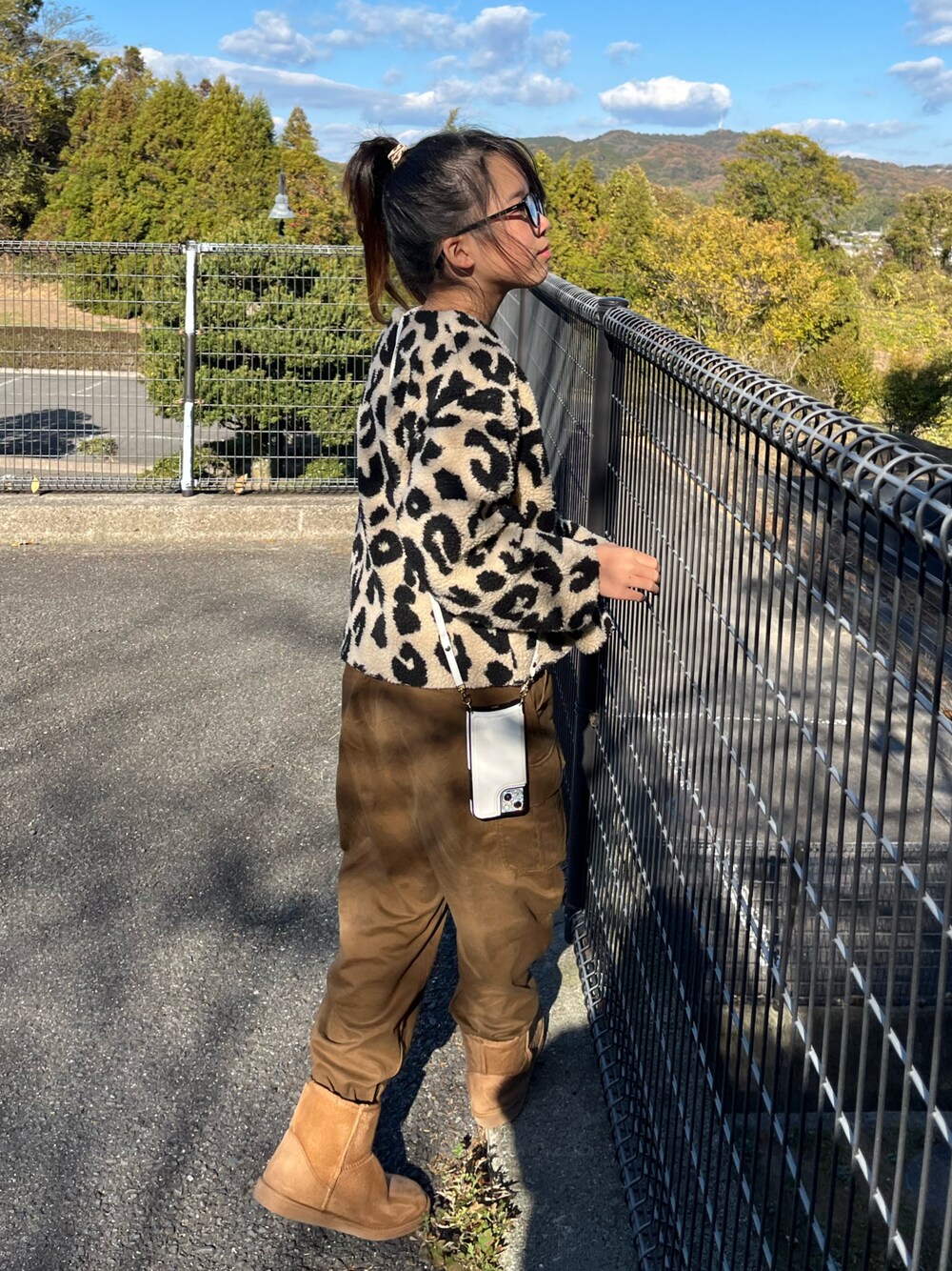 「冬コーデ、カーゴパンツ、ブーツ、カジュアルコーデ、冬アウター、レオパード、ブラウン、マイベストコーデ2023、クリスマスに着たい服、休日スタイル、めがね」｜「GUのアイテム（カーゴパンツ、ブラウン系）」を使った、naaaさん（キッズ・146cm）の冬コーディネートの1枚目の写真