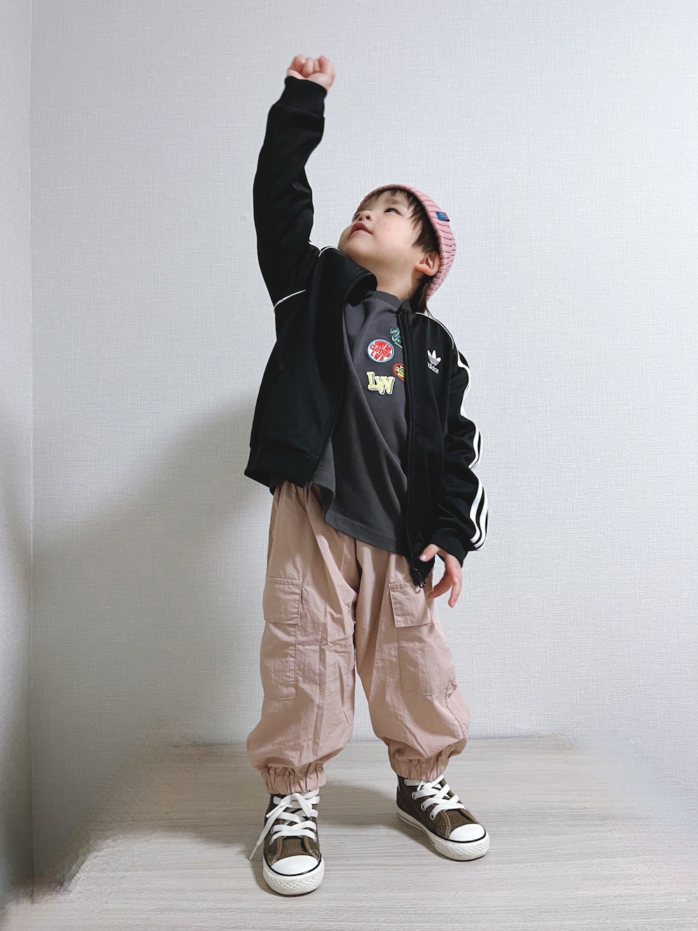 「ピンク、春服みてみて、春アウター、デートコーデ、カラーパンツ、ロンT、春コーデ、プチプラ、ストリート、パステルカラー、お出かけコーデ、ジャケットスタイル、littleweekend、しまむら」｜「しまむらのアイテム（カーゴパンツ、ピンク系）」を使った、naaaさん（キッズ・146cm）の春コーディネートの1枚目の写真