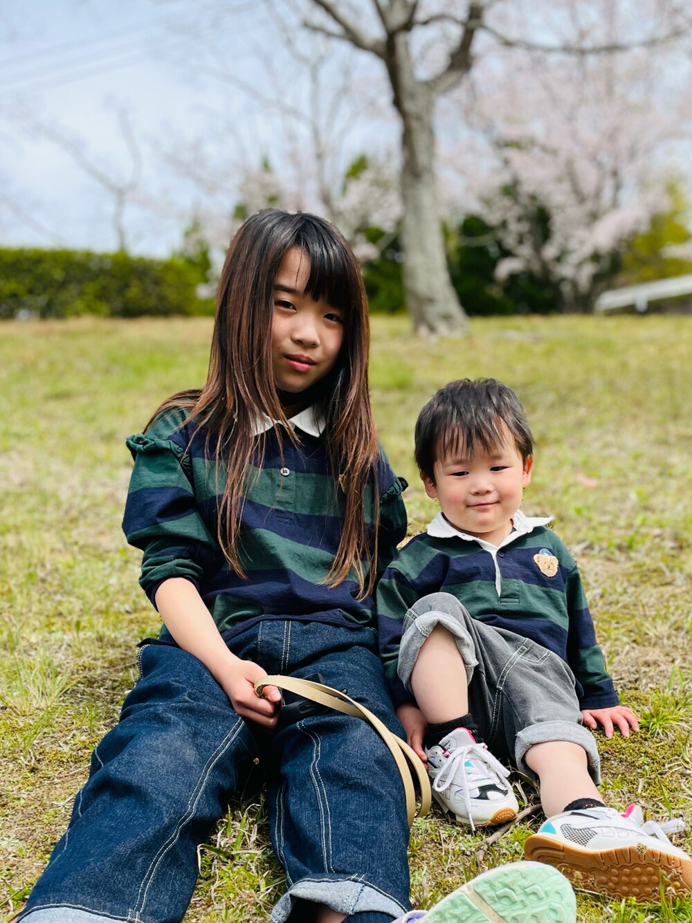 「休日スタイル、春コーデ、スニーカー、お花見コーデ、9歳、2歳、リンクコーデ、petit main、Branshes」｜「petit mainの【リンク】太ボーダーラガー長袖Tシャツ（Tシャツ/カットソー、グリーン系）」を使った、naaaさん（キッズ・142cm）の春コーディネートの1枚目の写真
