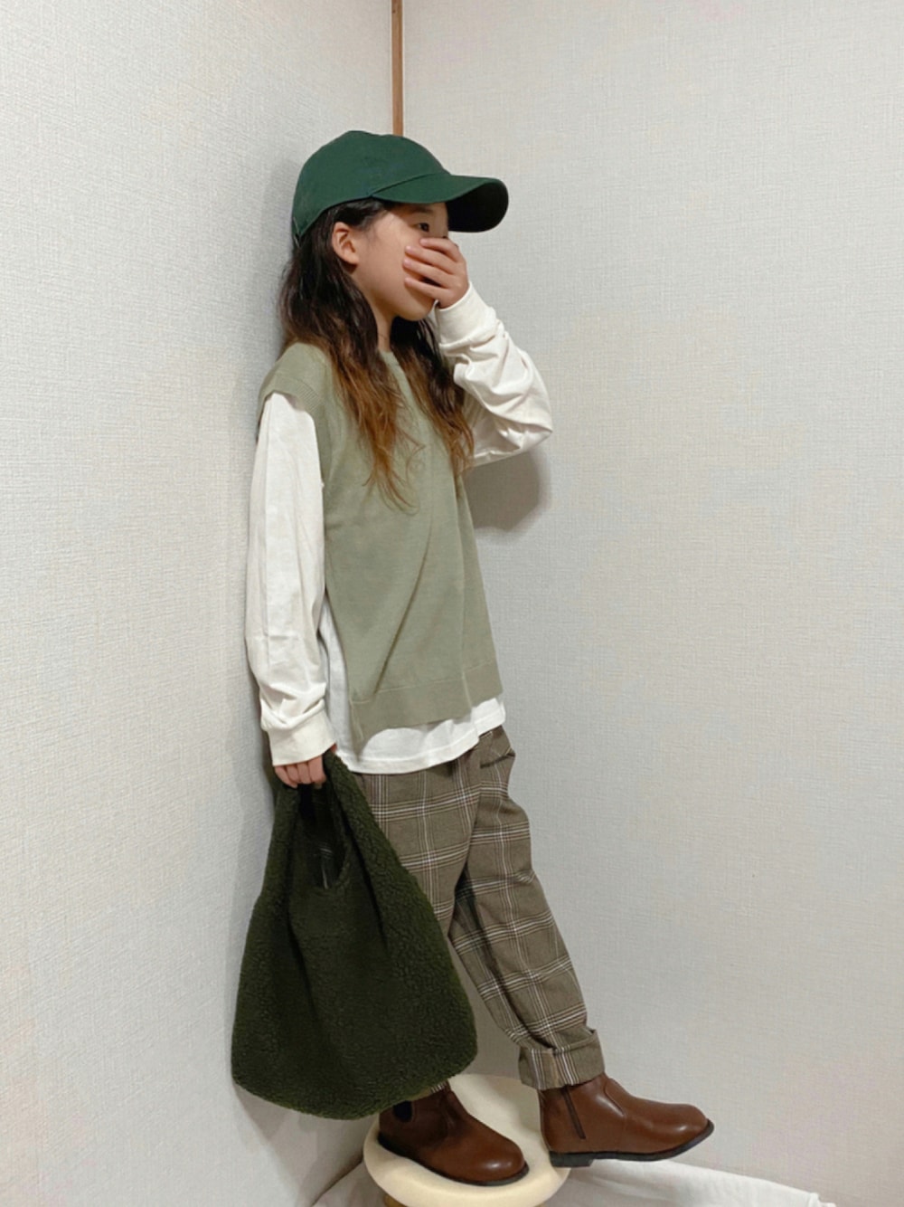 「チェック、ビッグシルエット、レザー、キャップ、ベスト、レイヤードスタイル、カーキ、GU、サイドゴアブーツ、プチプラ、秋コーデ、チェッカーず2021、だから秋服が好き」｜「newhattanの【newhattan】 ニューハッタン キャップ STONE WASHED CAP（キャップ、グリーン系）」を使った、naaaさん（キッズ・128cm）の秋コーディネートの1枚目の写真