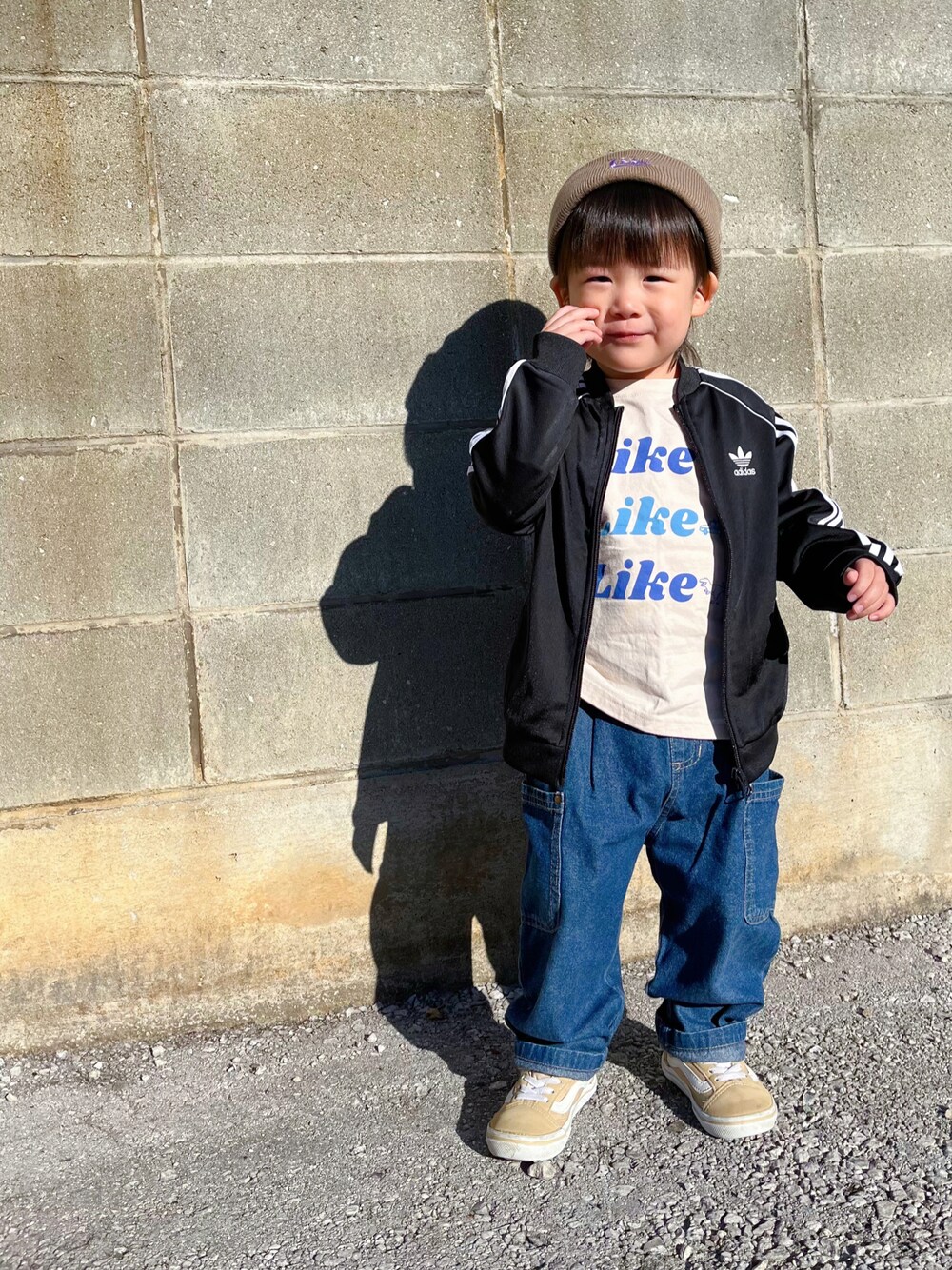 「トラックジャケット、ロンT、デニム、ニット帽、スニーカー、スポーツミックス」｜「petit mainの【プティプラ】ＢＯＹＳ長袖Ｔシャツ（Tシャツ/カットソー、ホワイト系）」を使った、naaaさん（キッズ・146cm）の秋コーディネートの1枚目の写真