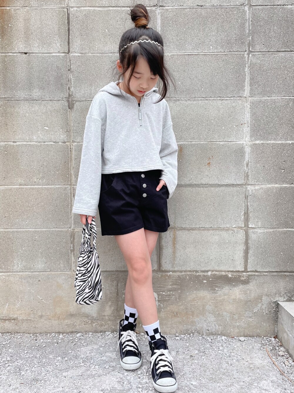 「GU、プチプラ、ショートパンツ、モノトーン、モード、ハイカットスニーカー、コンバース、ゼブラ柄、トートバッグ、おだんごヘアー、クロップドトップス、春コーデ、春服みてみて、カジュアルコーデ」｜「PUMAのPUMA/プーマ キッズ パーカー 531827（パーカー、グレー系）」を使った、naaaさん（キッズ・130cm）の春コーディネートの1枚目の写真