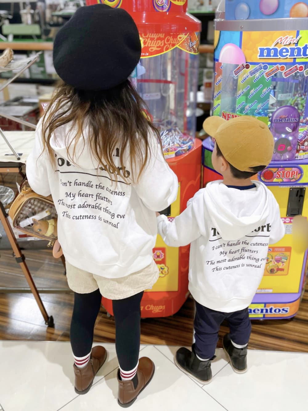 「キッズコーデ、休日スタイル、プチプラ、スウェットパンツ、スウェット、ロゴスウェット、パーカー、コーデュロイパンツ、ブーツ、マイベストコーデ2021、ホワイトコーデ、リンクコーデ、おそろいコーデ」｜「WEGOのWEGO/バスクベレー帽（ハンチング/ベレー帽、ブラック系）」を使った、naaaさん（キッズ・130cm）の冬コーディネートの1枚目の写真