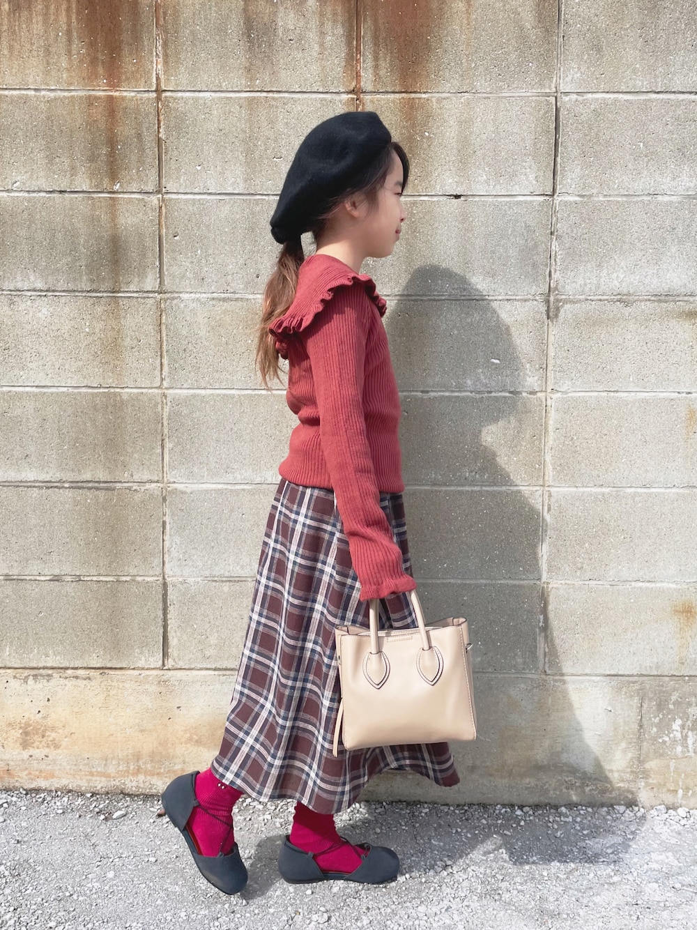 「ニット、パンプス、スカート、ベレー帽、休日スタイル、プチプラ、小学生、ビッグカラー、チェック柄に恋してる、トートバッグ、ミニトート」｜「apres les coursのWEB限定 カラバリ衿付きニット（ニット/セーター、レッド系）」を使った、naaaさん（キッズ・130cm）の秋コーディネートの1枚目の写真