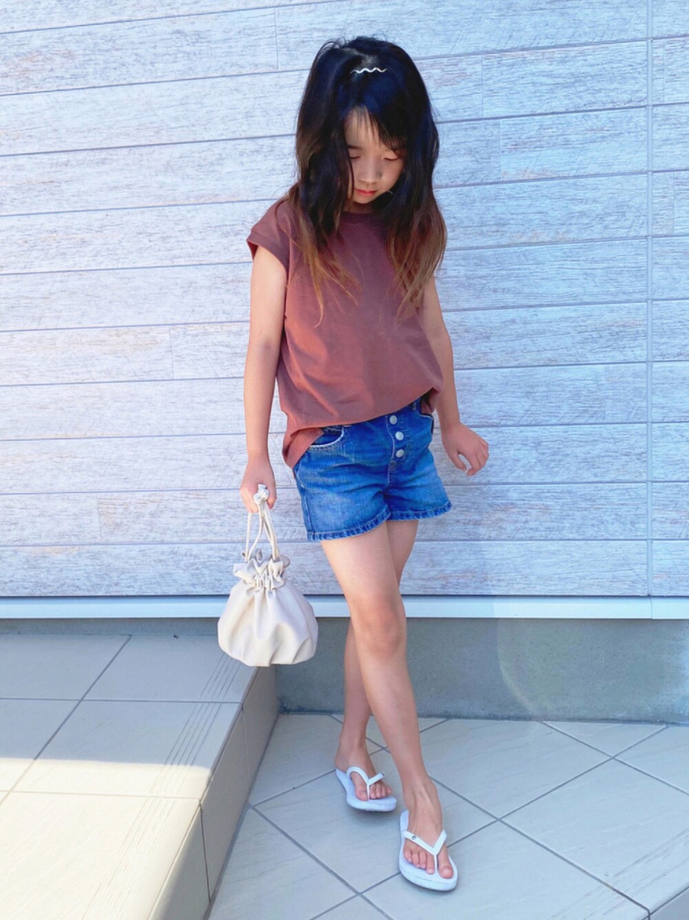 「休日スタイル、夏コーデ、巾着バッグ、ビーチサンダル、ショートパンツ、プール、プチプラ、夏だ！Tシャツ着よう！、カジュアルコーデ」｜「petit mainの【リンク／接触冷感】裾スリットTシャツ（Tシャツ/カットソー、ブラウン系）」を使った、naaaさん（キッズ・128cm）の夏コーディネートの1枚目の写真