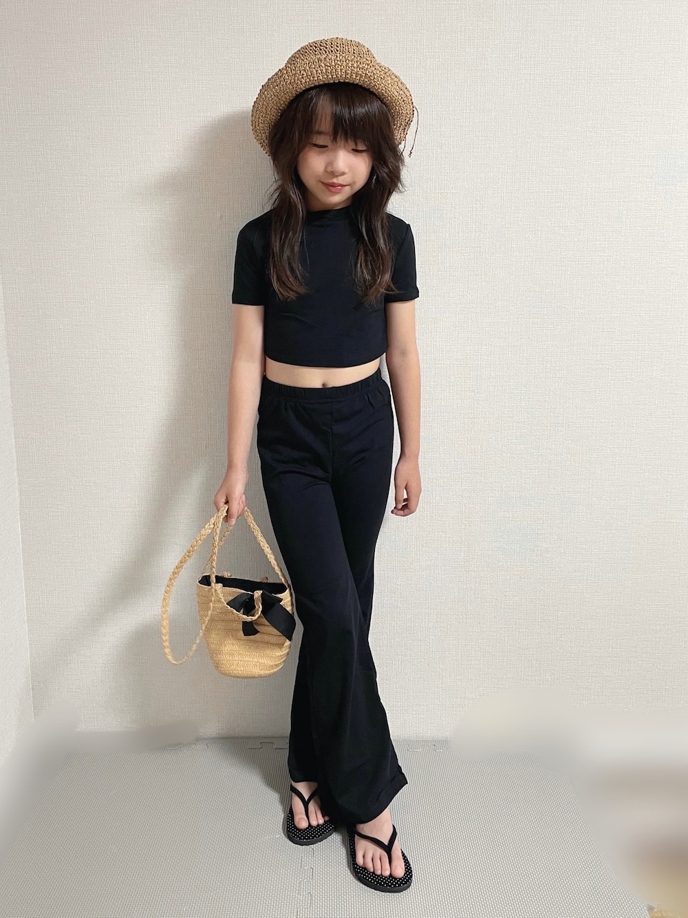 「夏コーデ、セットアップ、フレアパンツ、ブラック、ブラックコーデ、モード、ビーチサンダル、かごバッグ、shein、プチプラ、カジュアルコーデ、韓国子供服」｜「SHEINのアイテム（セットアップ、ブラック系）」を使った、naaaさん（キッズ・133cm）の春コーディネートの1枚目の写真