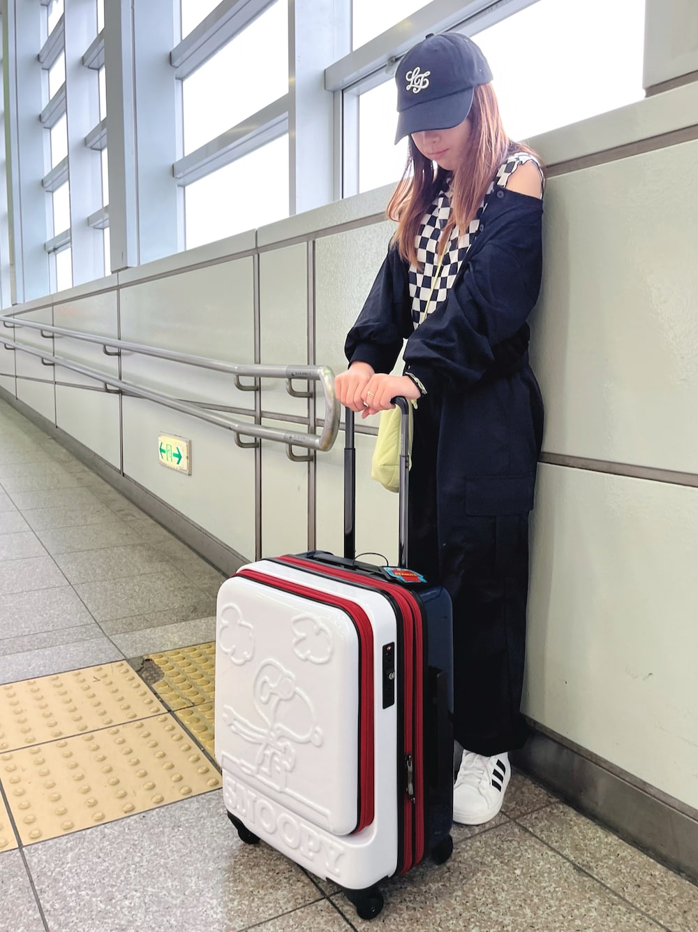 「モノトーン、キャップ、春夏コーデ、シンプルコーデ、カジュアルコーデ、お出かけコーデ、レイヤードスタイル、デートコーデ、プチプラ、スニーカー、モード」｜「LOVETOXICの立体ロゴローキャップ（キャップ、ブラック系）」を使った、naaaさん（キッズ・146cm）の春コーディネートの1枚目の写真