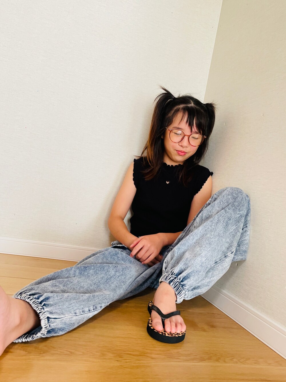 「夏コーデ、プチプラ、カーゴパンツ、ビーチサンダル、サンダル、GU、めがね、ノースリーブ、アツいコーデ全部見せ」｜「GUのアイテム（トップス、ブラック系）」を使った、naaaさん（キッズ・143cm）の夏コーディネートの1枚目の写真
