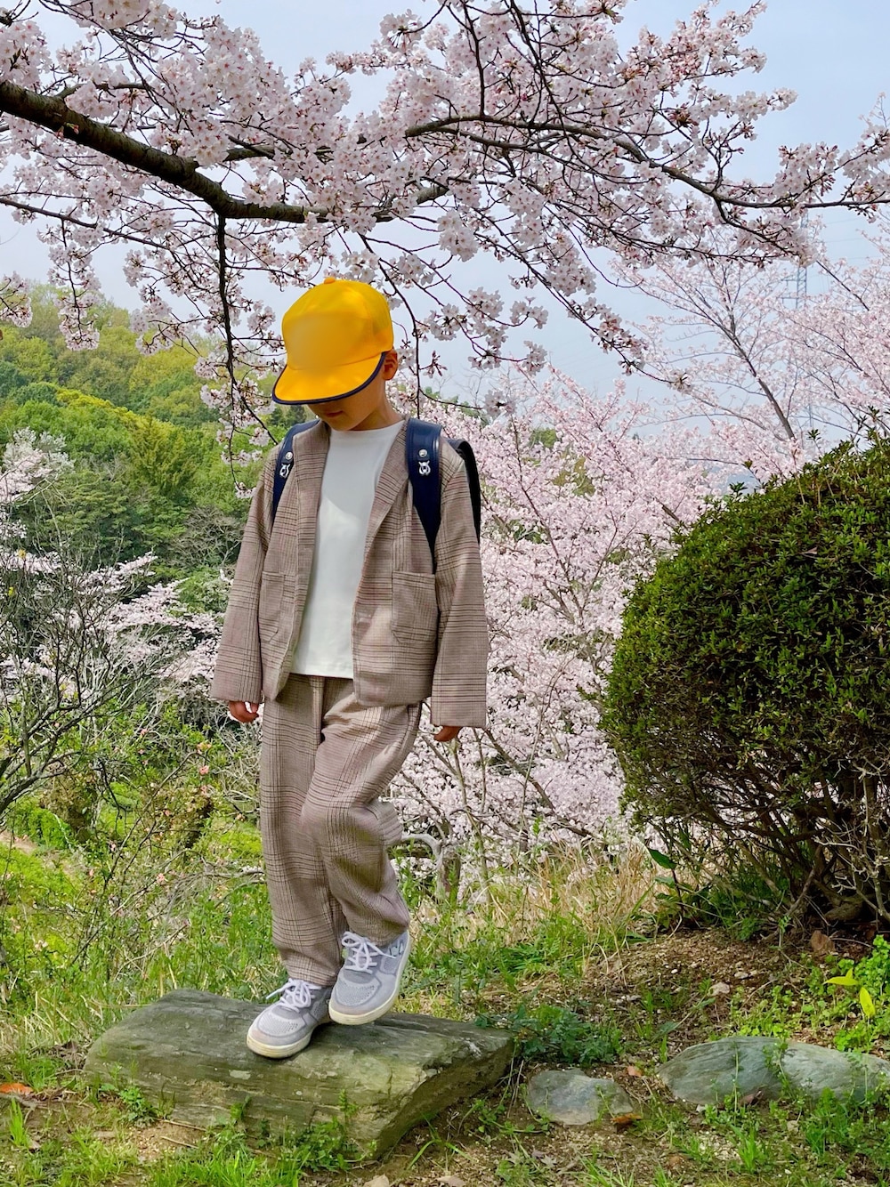 「セットアップ、淡色コーデ、春色、１年生、小学生、男の子コーデ」｜「DAY CLOSETのキッズ セットアップスーツ チェック柄シングルジャケット+パンツ 上下2点セット（セットアップ、ベージュ系）」を使った、naaaさん（キッズ・146cm）の春コーディネートの1枚目の写真