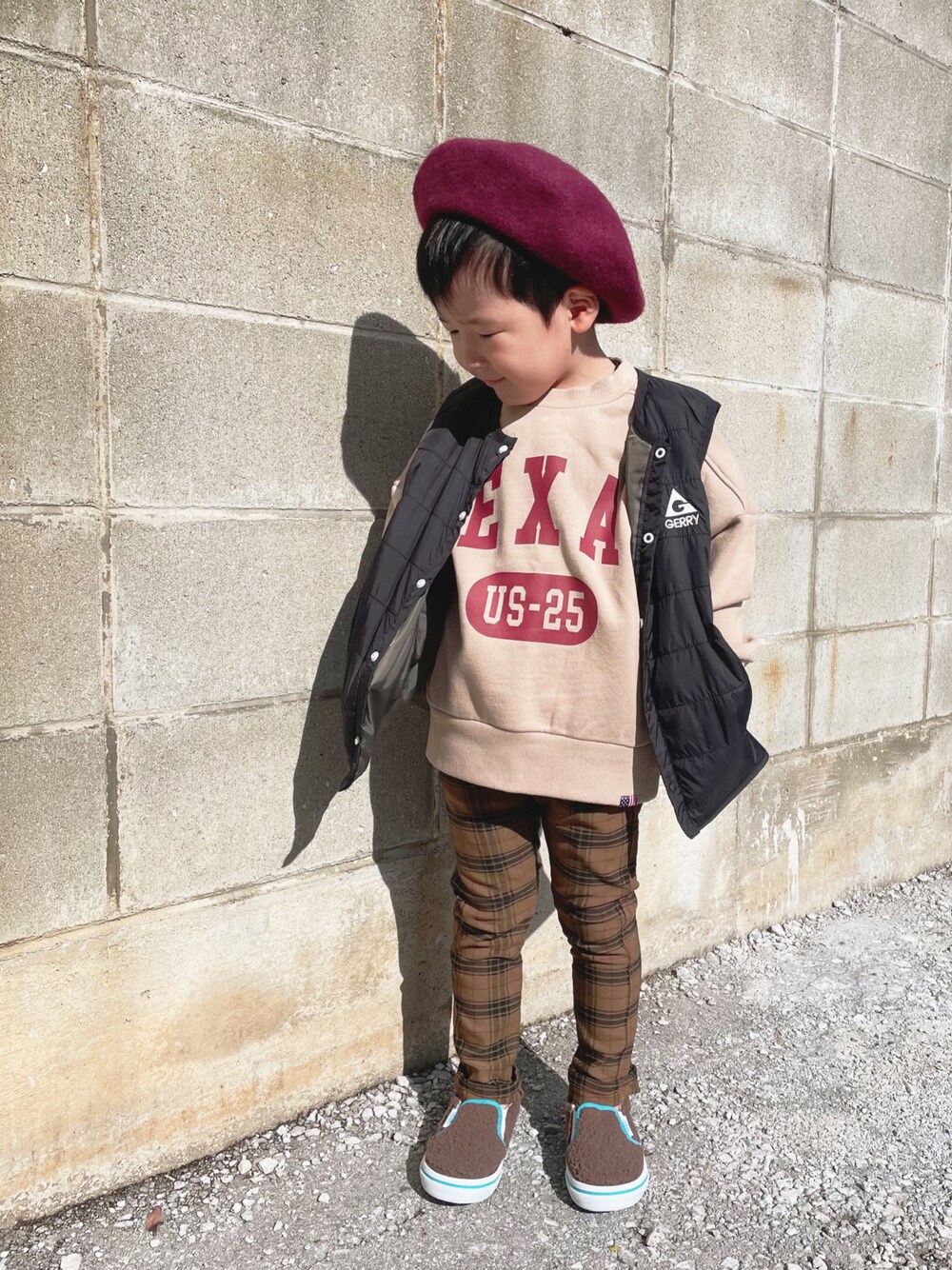 「チェック、スウェット、ビッグシルエット、スキニーパンツ、ベレー帽、ベスト、冬コーデ、休日スタイル、ロゴスウェット、プチプラ、年少、チェック柄に恋してる」｜「BREEZEの/ベレー帽（ハンチング/ベレー帽、レッド系）」を使った、naaaさん（キッズ・130cm）の秋コーディネートの1枚目の写真