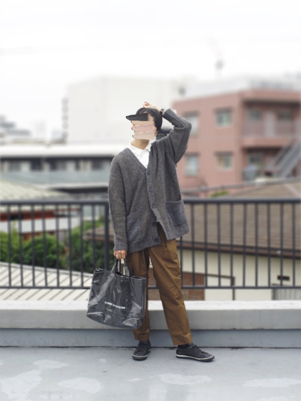 ブラック系のハンドバッグ、ブラック系のスニーカー、グレー系のカーディガン/ボレロを着用したメンズの秋コーディネートの1枚目の写真