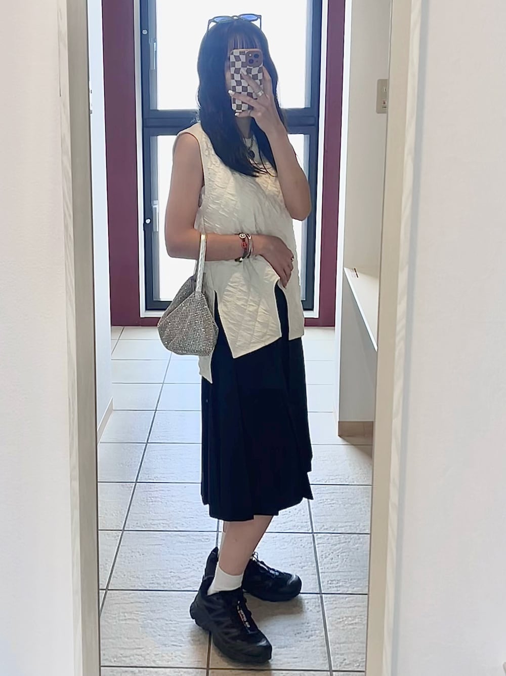 「led.tokyo、キルティング、タンクトップ、プリーツスカート、アウトドアスタイル、skirt、SALOMON、outfit、ootd」｜「led.tokyoの【led.tokyo】エフェクトキルティングノースリーブ（Tシャツ/カットソー、ホワイト系）」を使った、mnpさん（レディース・155cm）の秋コーディネートの1枚目の写真