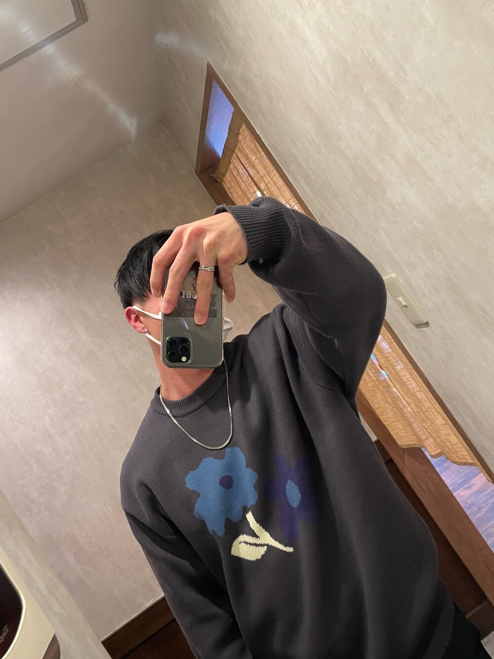「WHO’S WHO gallery、UNIQLO、ニット、スラックス、韓国ファッション、秋冬コーデ、冬のコーデ、キレイめ、シンプルコーデ、革靴、オーバーサイズ」｜「WHO'S WHO galleryの【BLESS YOU/ブレスユー】フラワーニット（ニット/セーター、グレー系）」を使った、おすかさん（メンズ・168cm）の冬コーディネートの1枚目の写真
