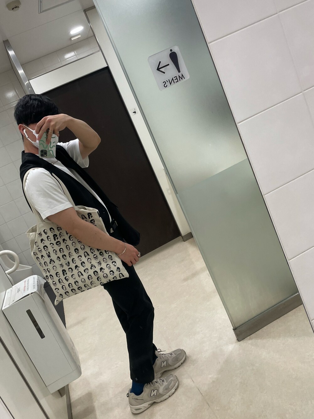 「UNIQLO、HARE、New Balance、ベスト、白Tシャツ、黒、スラックス、トートバッグ、青、秋コーデ、きれいめカジュアル、スニーカー、大人カジュアル、プチプラ、韓国ファッション」｜「Steven Alanの＜New Balance＞ MR530/スニーカー（スニーカー、ホワイト系）」を使った、おすかさん（メンズ・168cm）の秋コーディネートの1枚目の写真