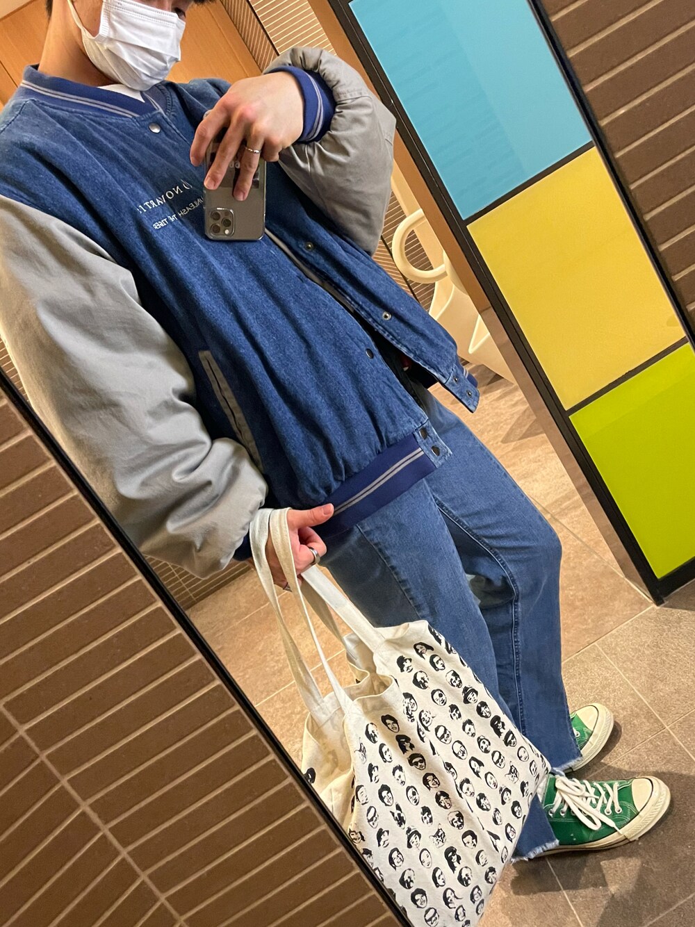 「WEGO、スニーカー、デニム、コンバース、スタジャン、グリーン、ブルー、フレアパンツ、韓国ファッション、セットアップ、大人コーデ、ビッグシルエット、オーバーサイズ、プチプラ」｜「WEGOのWEGO/センタースリットデニムパンツ（デニムパンツ、ブルー系）」を使った、おすかさん（メンズ・168cm）の秋コーディネートの1枚目の写真