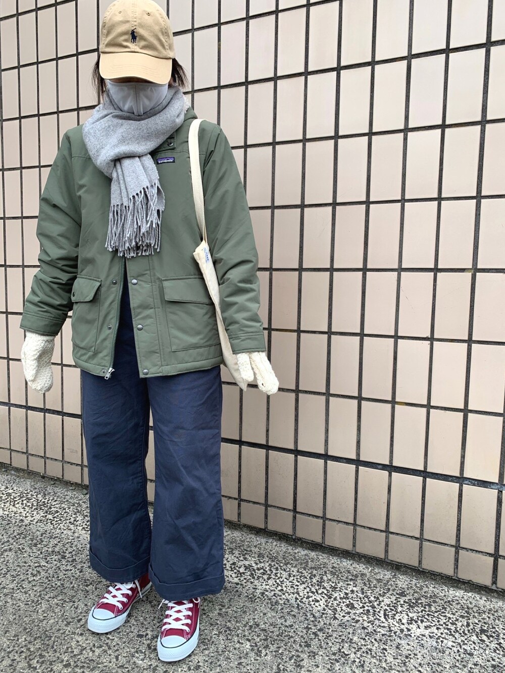 「カジュアル、BEAMS BOY、patagonia、Ralph Lauren、ラルフローレン、converse、コンバース ハイカット、無印良品、手袋、シンプル、おしゃれさんと繋がりたい、トートバッグ、ootd、インファーノジャケット、オーバーオール」｜「toneの【POLO RALPHLAUREN/ポロ ラルフローレン】ストラップバックキャップ (BEY)（キャップ、ベージュ系）」を使った、hico_chanさん（レディース・155cm）の冬コーディネートの1枚目の写真