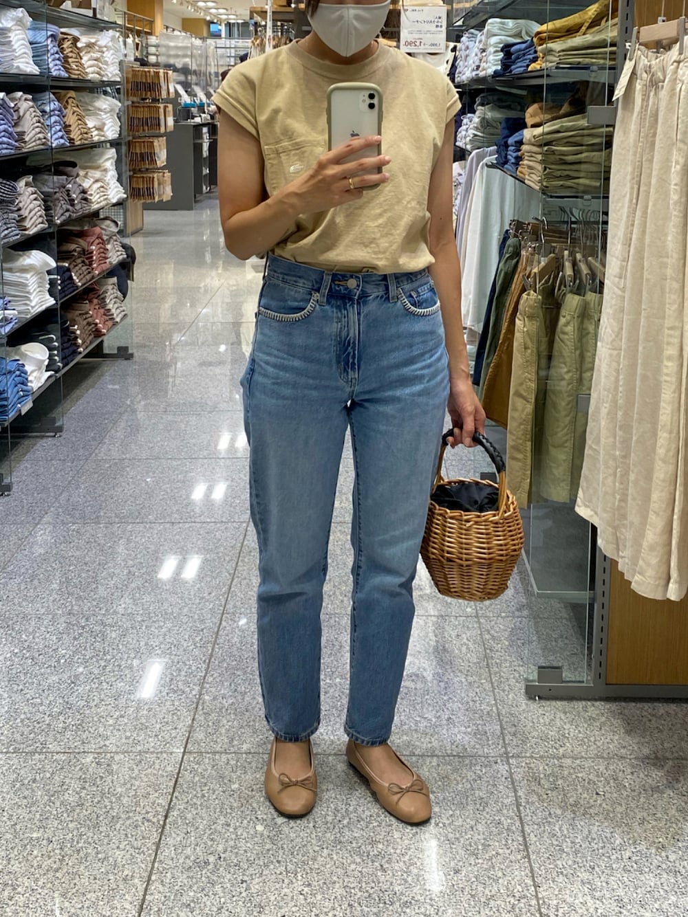 ベージュ系のTシャツ/カットソー、ブルー系のデニムパンツ、ベージュ系のバレエシューズを着用したレディースの夏コーディネートの1枚目の写真