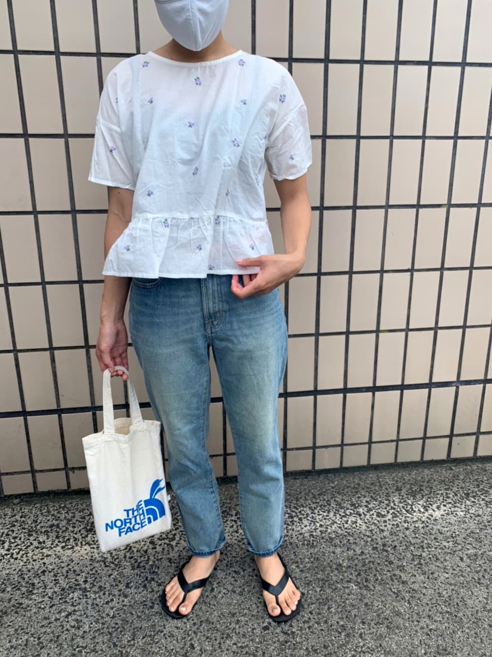 「パンツコーデ、今日のコーデ、デニムパンツ、earth music&ecology、THE NORTH FACE、HENRY&HENRY、Samansa Mos2、サマンサ モスモス(Samansa Mos2)、ノースフェイス、アースミュージック＆エコロジー、ビーサン、ヘンリーヘンリー、おしゃれさんと繋がりたい、ブラウス×デニム」｜「Samansa Mos2のアイテム（シャツ/ブラウス、ホワイト系）」を使った、hico_chanさん（レディース・155cm）の夏コーディネートの1枚目の写真