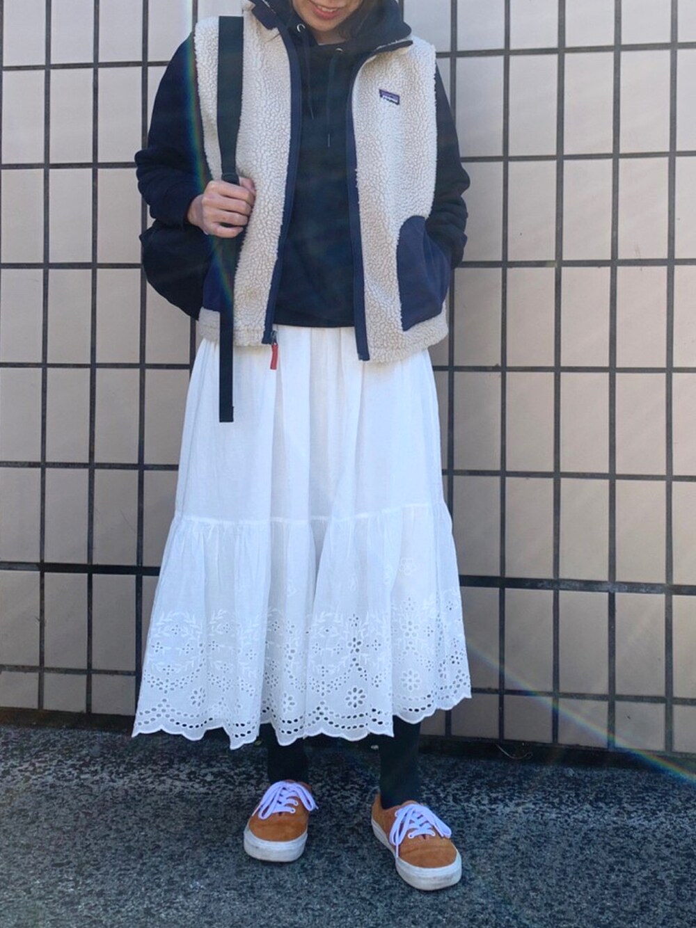 「カジュアル、おでかけコーデ、プチプラコーデ、coca、patagonia、レトロX、VANS、ARC'TERYX、白スカート、リュック、ootd、楽チンコーデ、私の推しブランド」｜「patagoniaのキッズ レトロX ベスト（その他アウター、ホワイト系）」を使った、hico_chanさん（レディース・155cm）の冬コーディネートの1枚目の写真