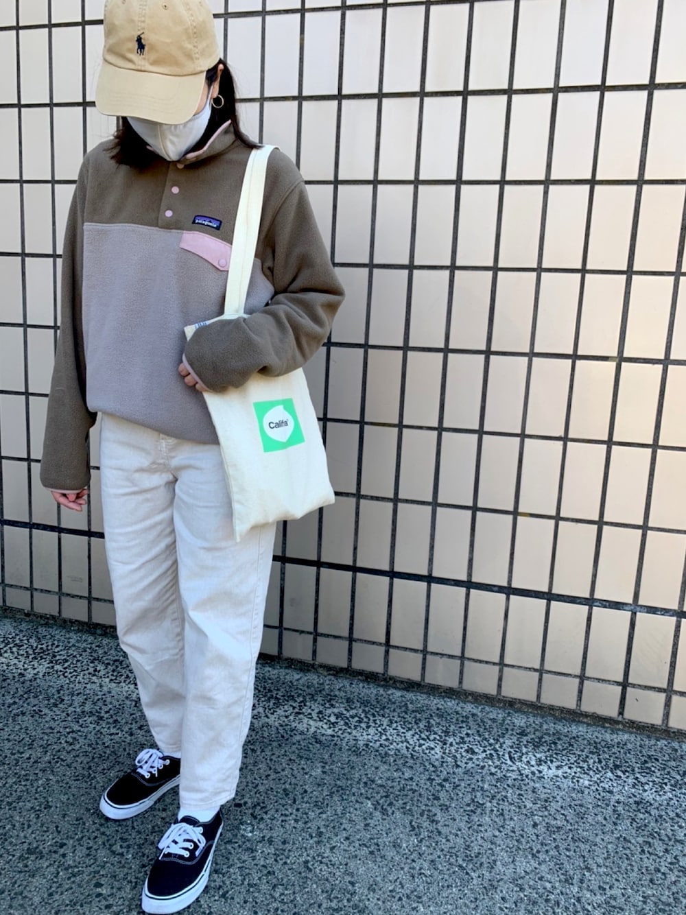 「オトナカジュアル、おしゃれさんと繋がりたい、patagonia、パタゴニア、H&M、Ron Herman、Ralph Lauren、キャップ、シンチラ、VANS、authentic、ootd、キャップコーデ、パンツスタイル、トートバッグ」｜「POLO RALPH LAURENのポロ ラルフローレン キャップ ストラップバック POLO RALPH LAUREN（キャップ、ベージュ系）」を使った、hico_chanさん（レディース・155cm）の冬コーディネートの1枚目の写真