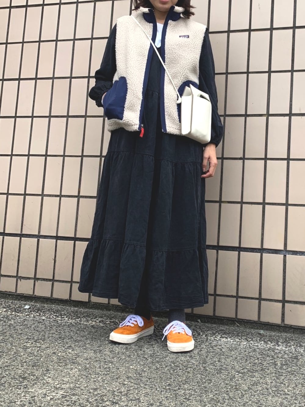 「オトナ女子、ワンピース、ワンピース×スニーカー、UNIQLO、VANS、patagonia、ZARA、ベスト、今日のコーデ、カジュアルコーデ」｜「VANSのVANS　オーセンティック VN0A5HZS9FZ（スニーカー、オレンジ系）」を使った、hico_chanさん（レディース・155cm）の冬コーディネートの1枚目の写真