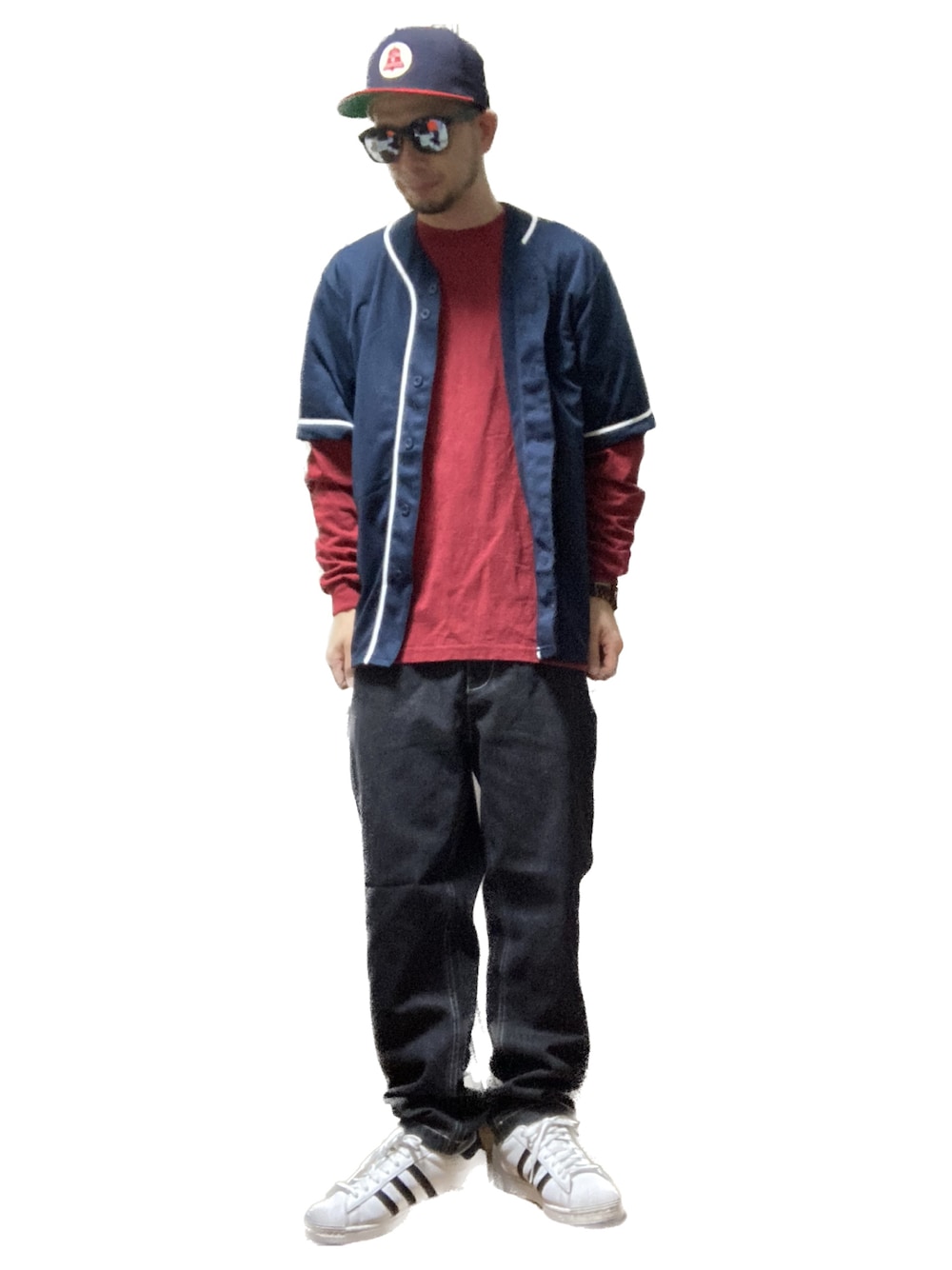 ブラック系のデニムパンツ、ブルー系のシャツ/ブラウス、レッド系のTシャツ/カットソーを着用したメンズの秋コーディネートの1枚目の写真