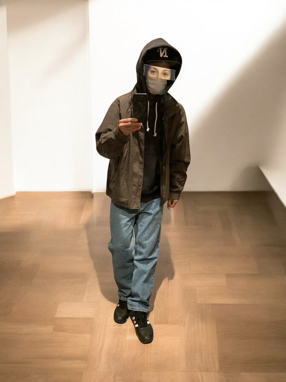 「おじさん、あごひげ、もみあげ、キャップ、パーカー、ミリタリージャケット、デニムパンツ、スニーカー」｜「Carharttの【Carhartt/カーハート】RELAXED-FIT TAPERED LEG JEAN/リラックスフィット テーパードデニムパンツ（デニムパンツ、ブルー系）」を使った、モミヒゲさん（メンズ・175cm）の秋コーディネートの1枚目の写真