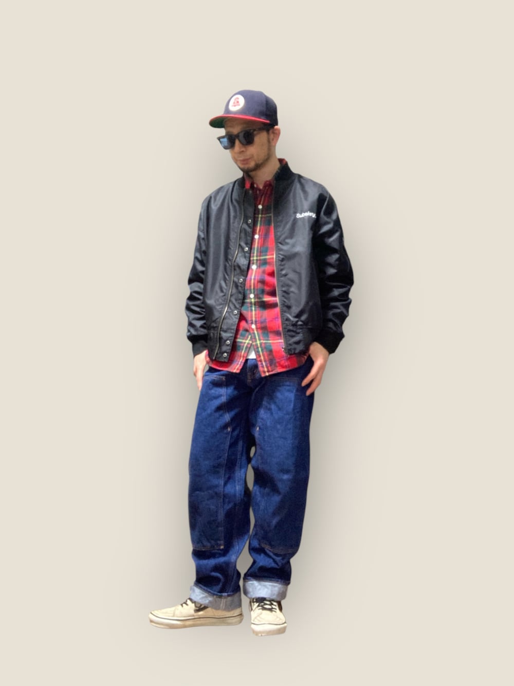 ブラック系のMA-1、レッド系のシャツ/ブラウス、ブルー系のデニムパンツを着用したメンズの冬コーディネートの1枚目の写真