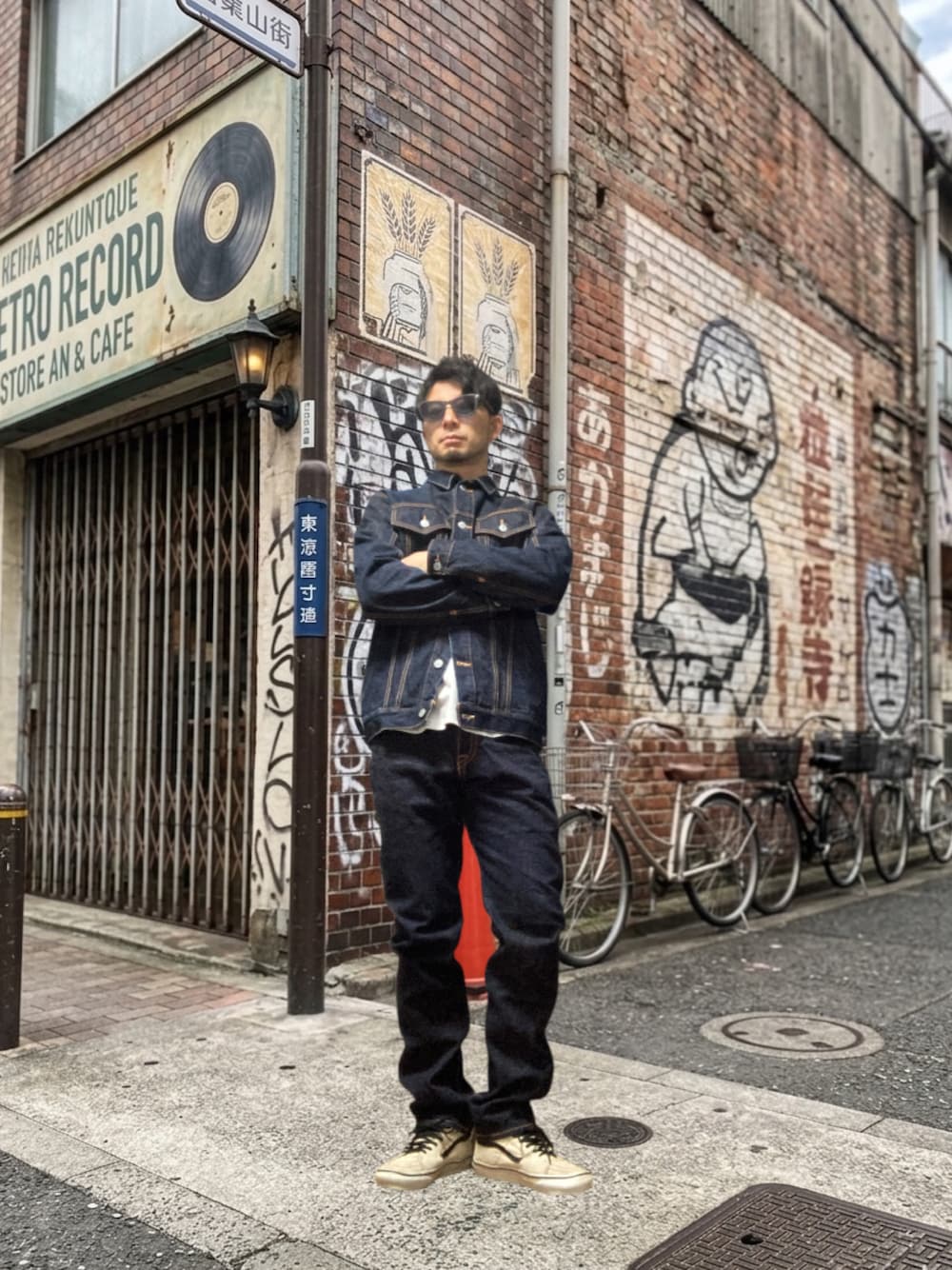 ホワイト系のTシャツ/カットソー、ブルー系のデニムジャケット、ブルー系のデニムパンツを着用したメンズの春コーディネートの1枚目の写真