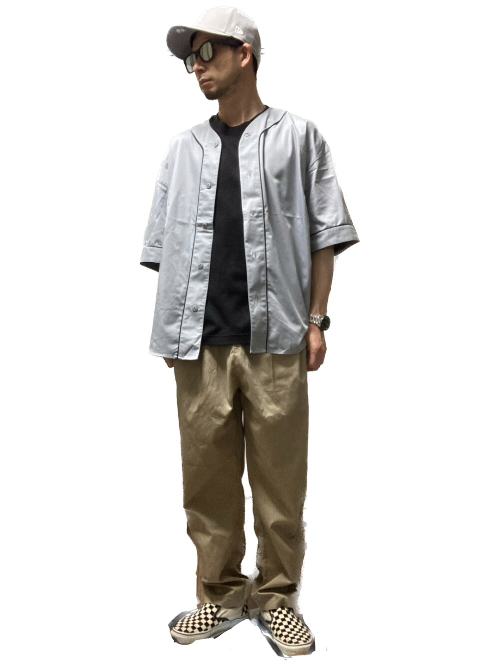 「おじさん、あごひげ、もみあげ、キャップ、ベースボールシャツ、Tシャツ、シェフパンツ、スニーカー、スリッポン、チェッカーフラッグ、このスタイルがお気に入り、初夏コーデ、シンプルスタイル」｜「Dickiesのアイテム（チノパンツ、ベージュ系）」を使った、モミヒゲさん（メンズ・175cm）の夏コーディネートの1枚目の写真