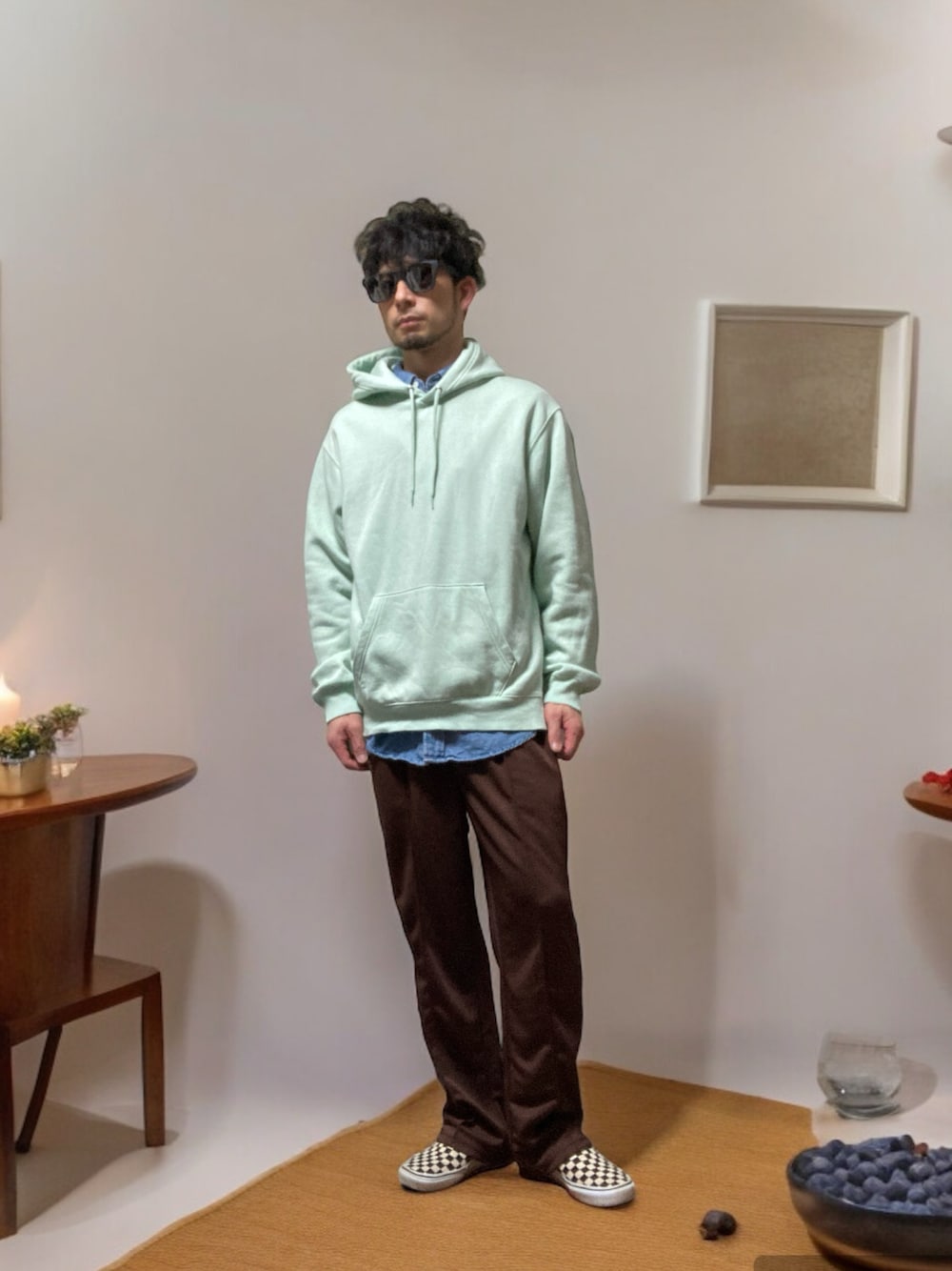 「おじさん、あごひげ、もみあげ、パーカー、トラックパンツ、スリッポン、デニムシャツ」｜「improvesの【UAU】ライントラック パンツ セットアップ対応（その他パンツ、ブラウン系）」を使った、モミヒゲさん（メンズ・175cm）の春コーディネートの1枚目の写真