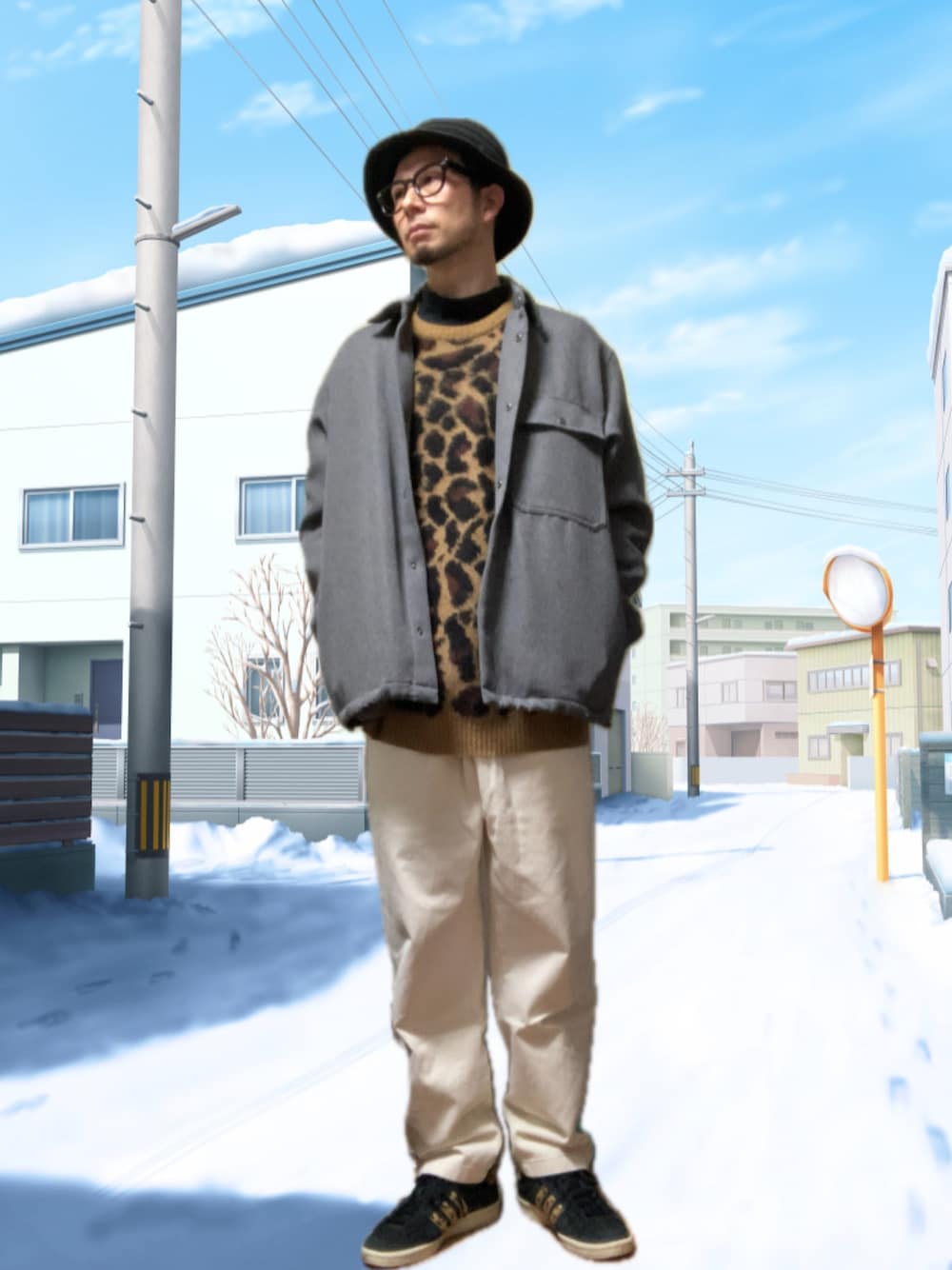 ホワイト系のチノパンツ、ブラック系のスニーカー、ベージュ系のニット/セーターを着用したメンズの冬コーディネートの1枚目の写真