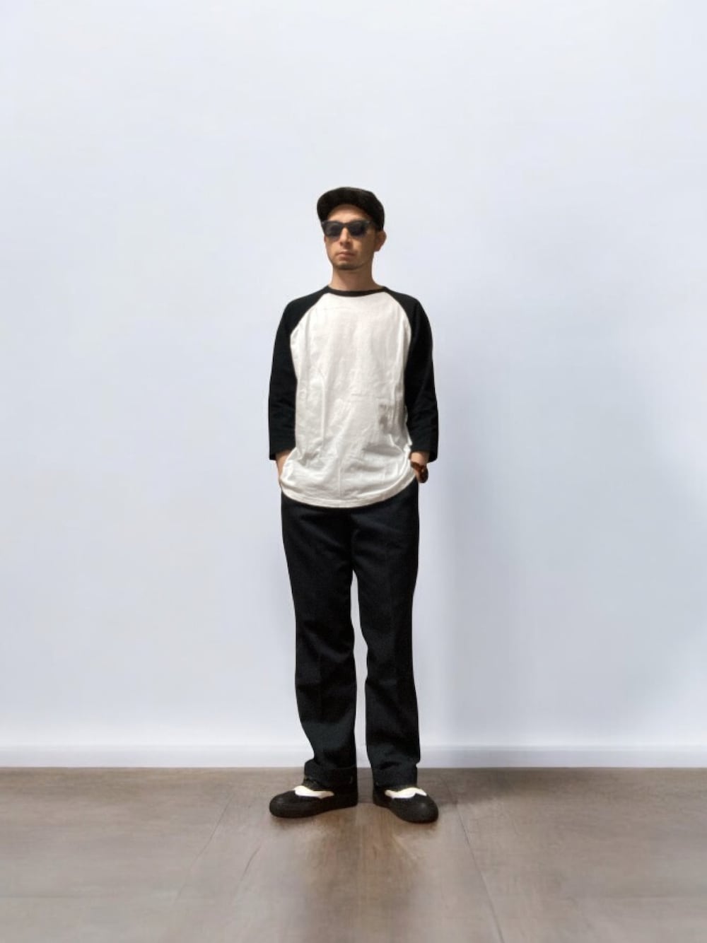 「おじさん、あごひげ、もみあげ、ハンチング、ラグラン、ワークパンツ、ウイングチップ、杜王町、ジョジョの奇妙な冒険」｜「United Athleの【UNITED ATHLE】コットンラグランスリーブ 7分袖カットソー/クルーネック 7分袖Tシャツ ラグラン（Tシャツ/カットソー、ホワイト系）」を使った、モミヒゲさん（メンズ・175cm）の春コーディネートの1枚目の写真