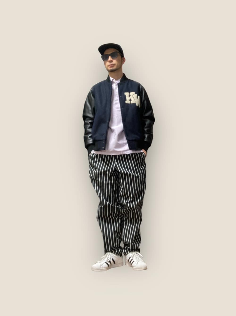 パープル系のシャツ/ブラウス、ホワイト系のスニーカー、ブルー系のスタジャンを着用したメンズの冬コーディネートの1枚目の写真