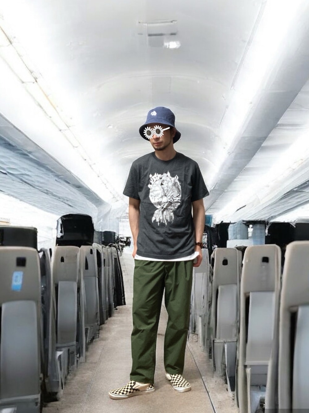 「おじさん、あごひげ、もみあげ、バケットハット、Tシャツ、スラックス、スニーカー」｜「workmanのアイテム（スラックス、グリーン系）」を使った、モミヒゲさん（メンズ・175cm）の夏コーディネートの1枚目の写真