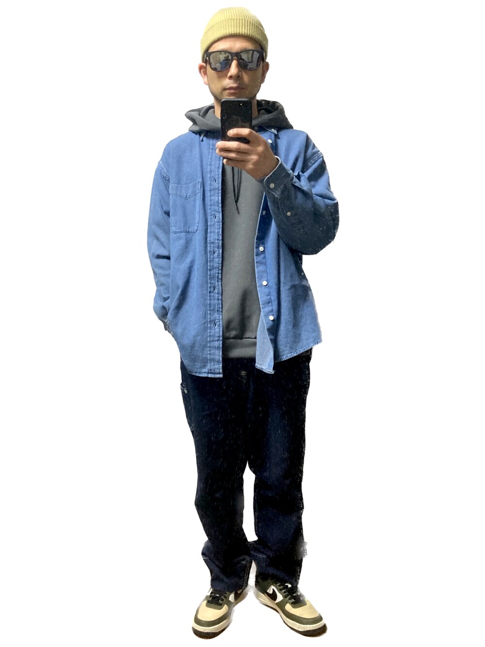 「おじさん、あごひげ、もみあげ、ニット帽、デニムシャツ、パーカー、デニムパンツ、LEVI'S RED、スニーカー、エアフォースワン、ゴアテックス」｜「Levi'sのLevi's(R)RED STAY LOOSE UTILITY DIAMOND BEACH（デニムパンツ、ブルー系）」を使った、モミヒゲさん（メンズ・175cm）の春コーディネートの1枚目の写真