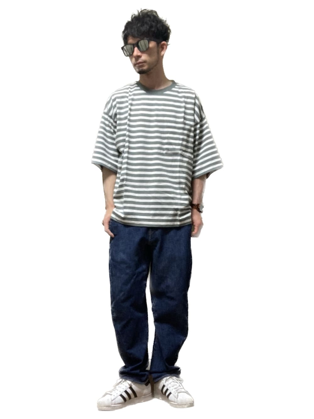 「おじさん、あごひげ、もみあげ、ボーダーTシャツ、ボーダー、デニムパンツ、スニーカー、シンプルスタイル」｜「Levi'sの【LEVI'S】ＬＥＪ５７０バギーテーパー（デニムパンツ、ブルー系）」を使った、モミヒゲさん（メンズ・175cm）の秋コーディネートの1枚目の写真