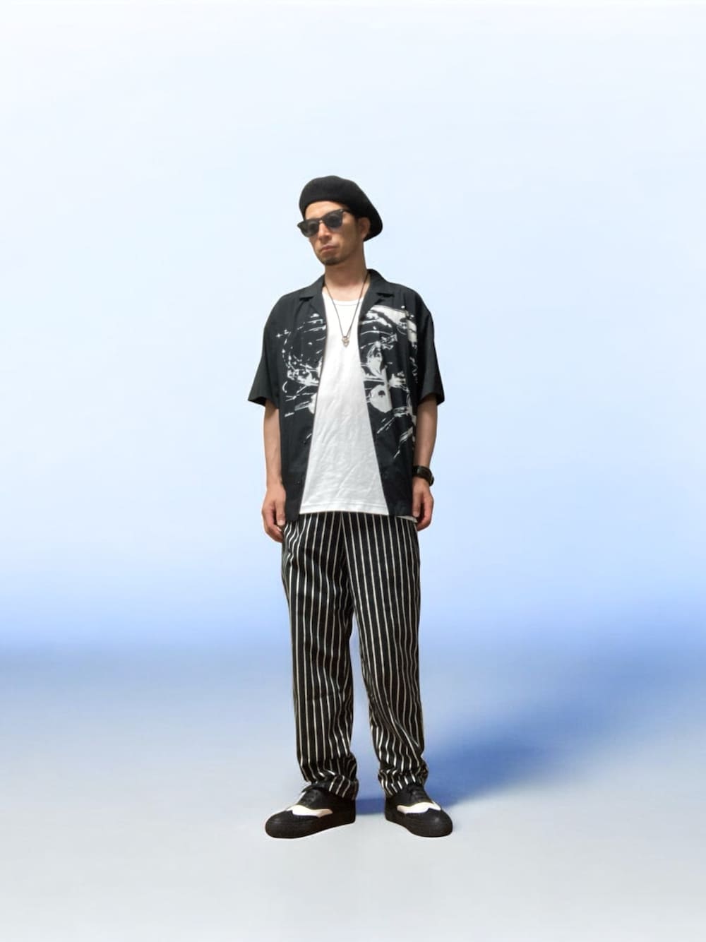 ブラック系のスニーカー、ブラック系のシャツ/ブラウス、ブラック系のチノパンツを着用したメンズの夏コーディネートの1枚目の写真