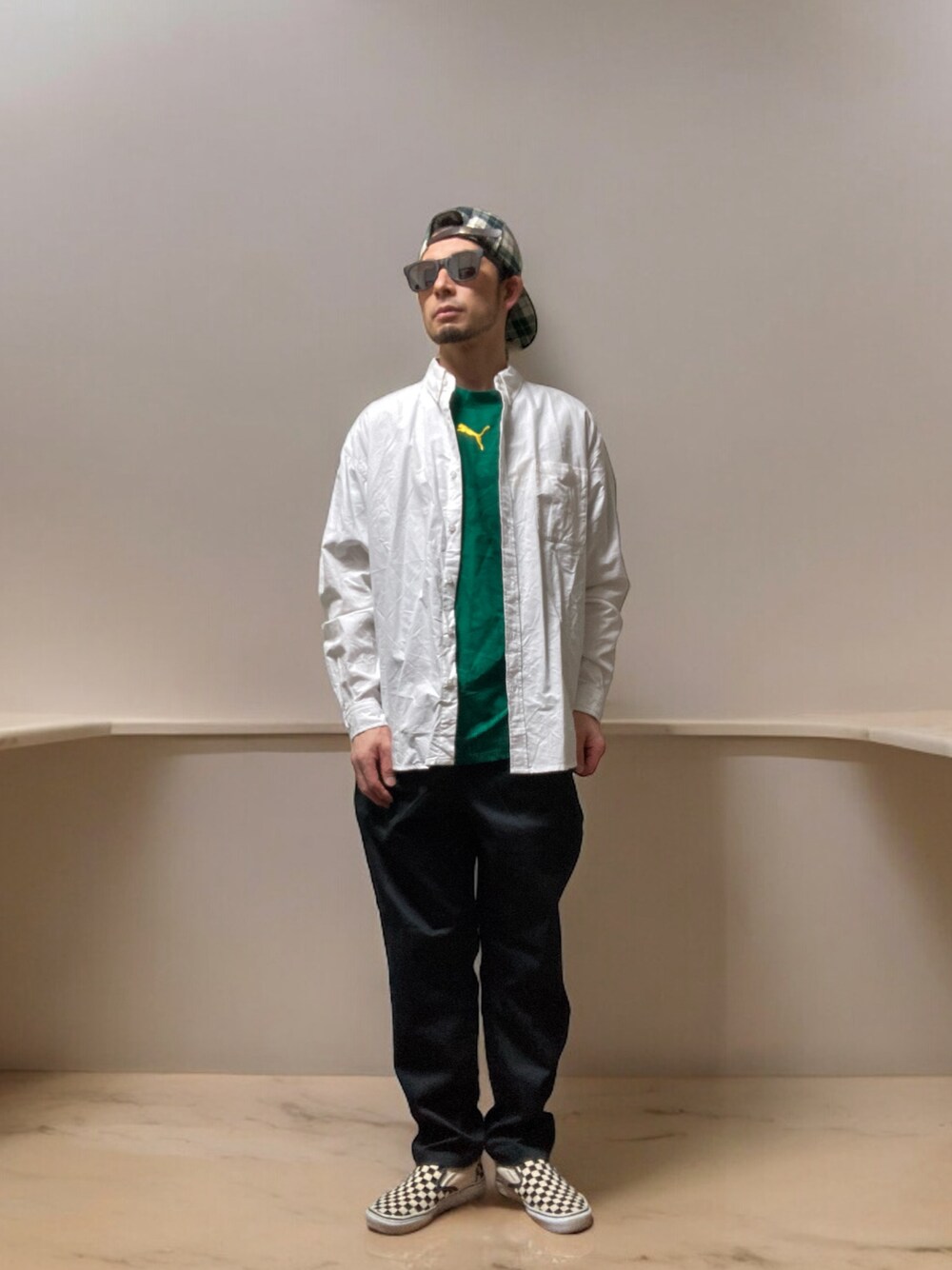 「おじさん、あごひげ、もみあげ、キャップ、エロかぶり、シャツスタイル、カメルーン代表、チノパンツ、スニーカー、スリッポン、ユニフォーム」｜「Dickiesの【GENUINE DICKIES/ジェニュインディッキーズ】イージーテーパード リラックスシェフパンツ（チノパンツ、ブラック系）」を使った、モミヒゲさん（メンズ・175cm）の春コーディネートの1枚目の写真