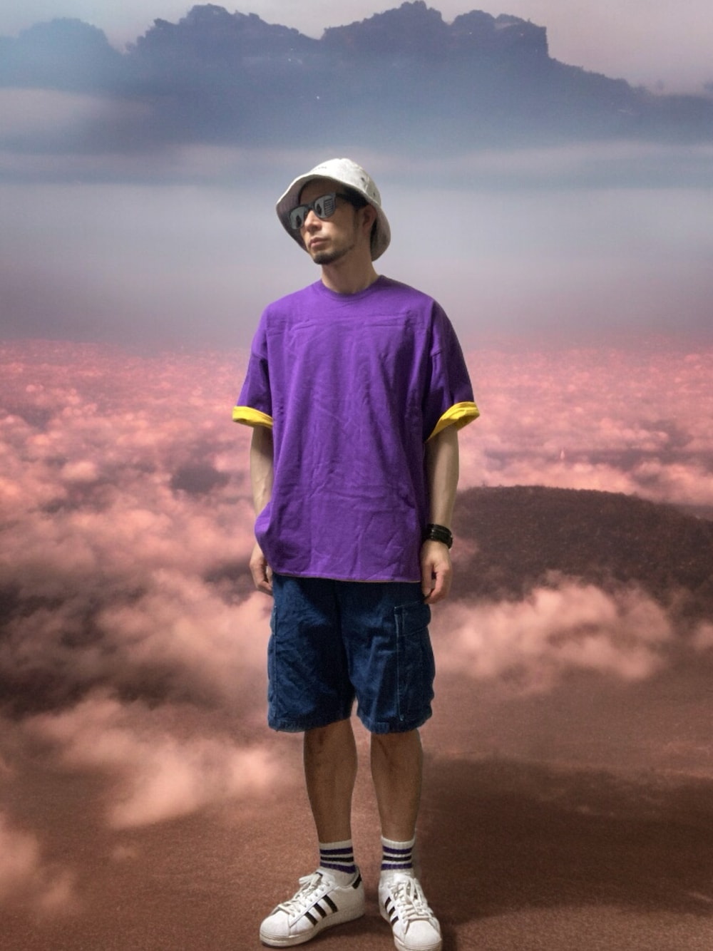 「おじさん、あごひげ、もみあげ、バケットハット、リバーシブルTシャツ、デニムカーゴショーツ、スニーカー、ラインソックス、モンスターエンジン」｜「adidas Originalsのadidas スーパースター 80s [SUPERSTAR 80s]  アディダスオリジナル ee8778（スニーカー、ホワイト系）」を使った、モミヒゲさん（メンズ・175cm）の夏コーディネートの1枚目の写真