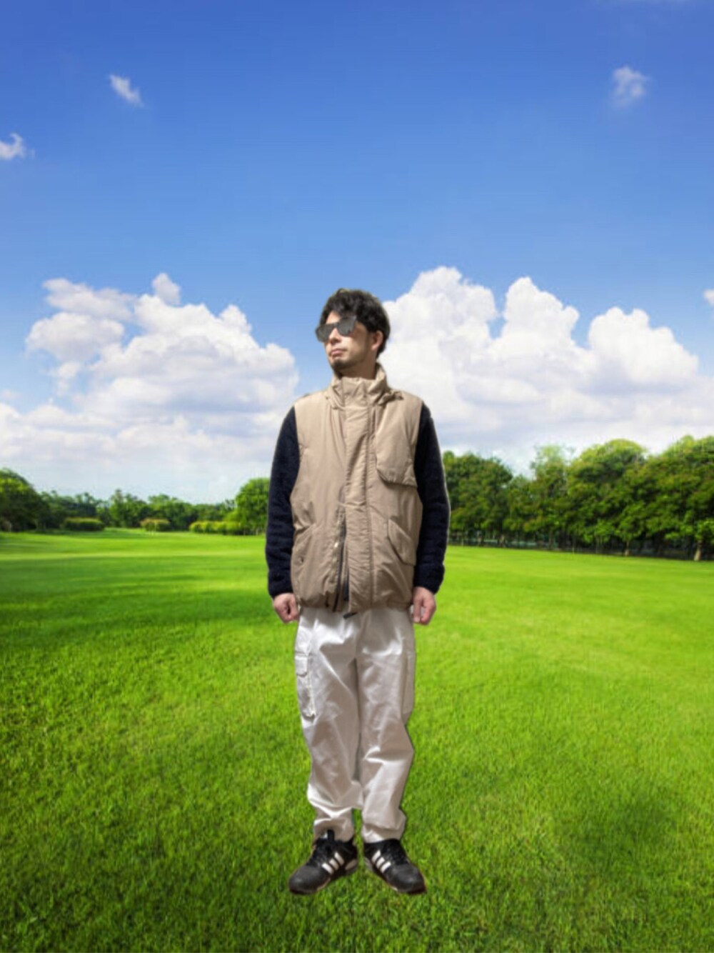 「おじさん、あごひげ、もみあげ、ダウンベスト、フリースプルオーバー、カーゴパンツ、スニーカー」｜「workmanのアイテム（ダウンベスト、ベージュ系）」を使った、モミヒゲさん（メンズ・175cm）の冬コーディネートの1枚目の写真