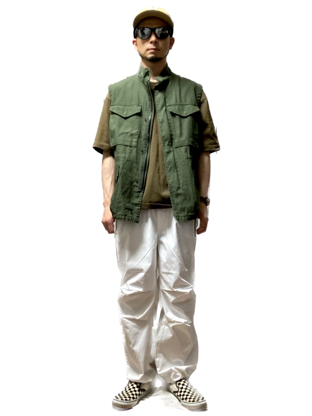 「おじさん、あごひげ、もみあげ、キャップ、ベスト、Tシャツ、スノーパンツ、スニーカー」｜「VANSのVANS: CLASSIC SLIP-ON CHECKER チェック スリッポン（スリッポン、ホワイト系）」を使った、モミヒゲさん（メンズ・175cm）の春コーディネートの1枚目の写真