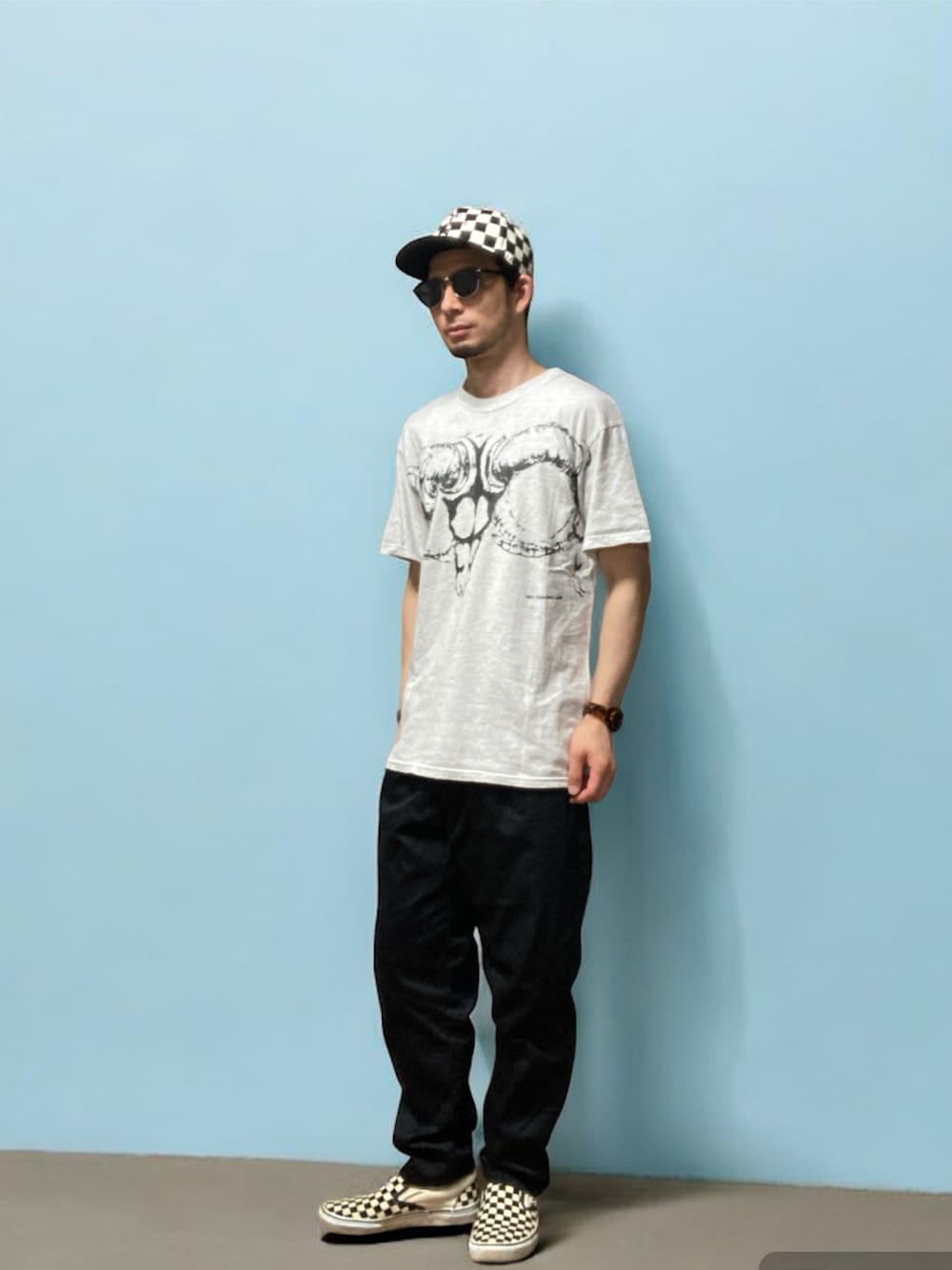 「おじさん、あごひげ、もみあげ、キャップ、Tシャツ、チノパン、スリッポン、チェッカーフラッグ」｜「GDCのアイテム（Tシャツ/カットソー、グレー系）」を使った、モミヒゲさん（メンズ・175cm）の夏コーディネートの1枚目の写真